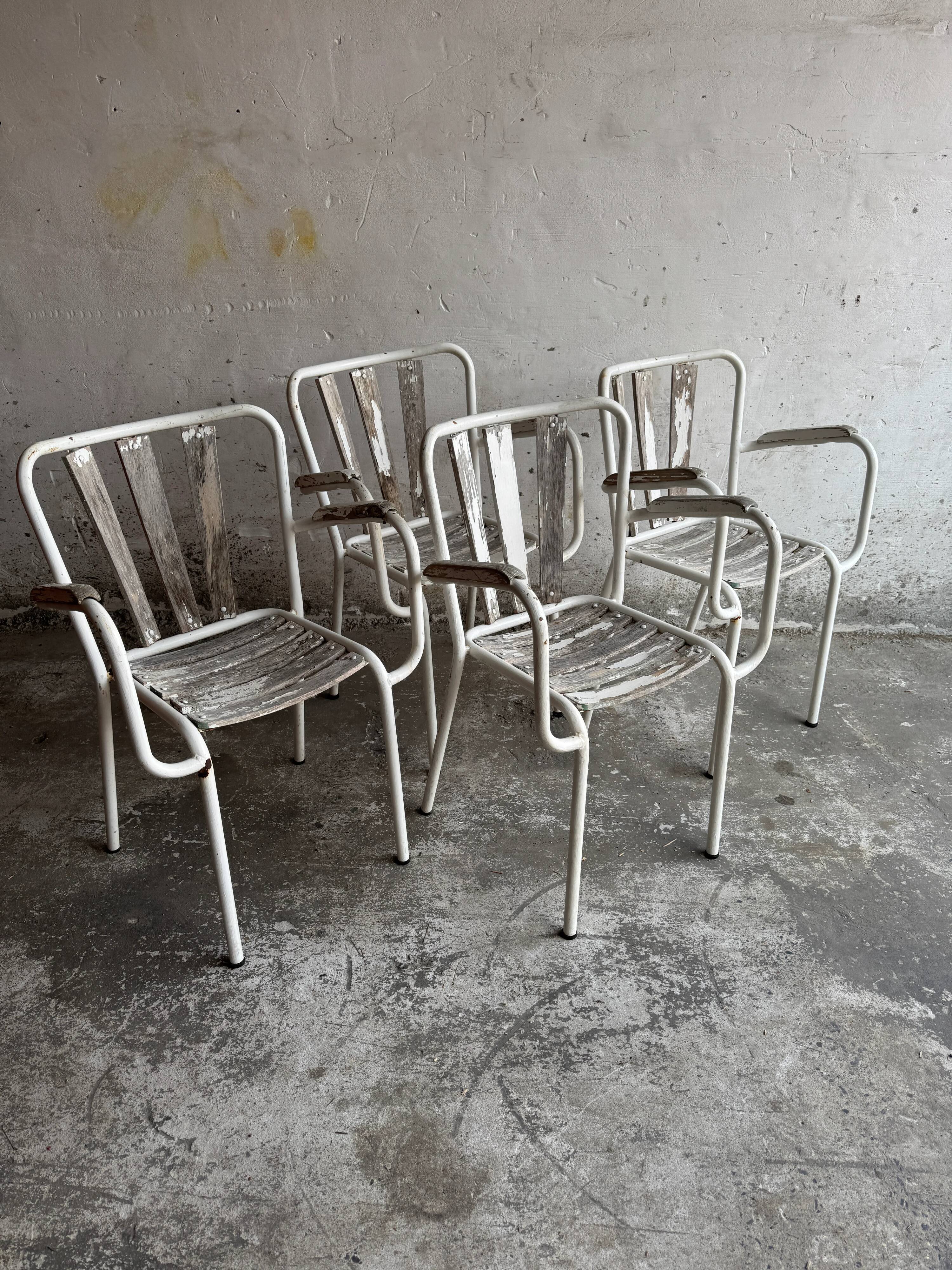 Ensemble de 4 chaises de jardin vintage en métal blanc et bois avec structures tubulaires en acier