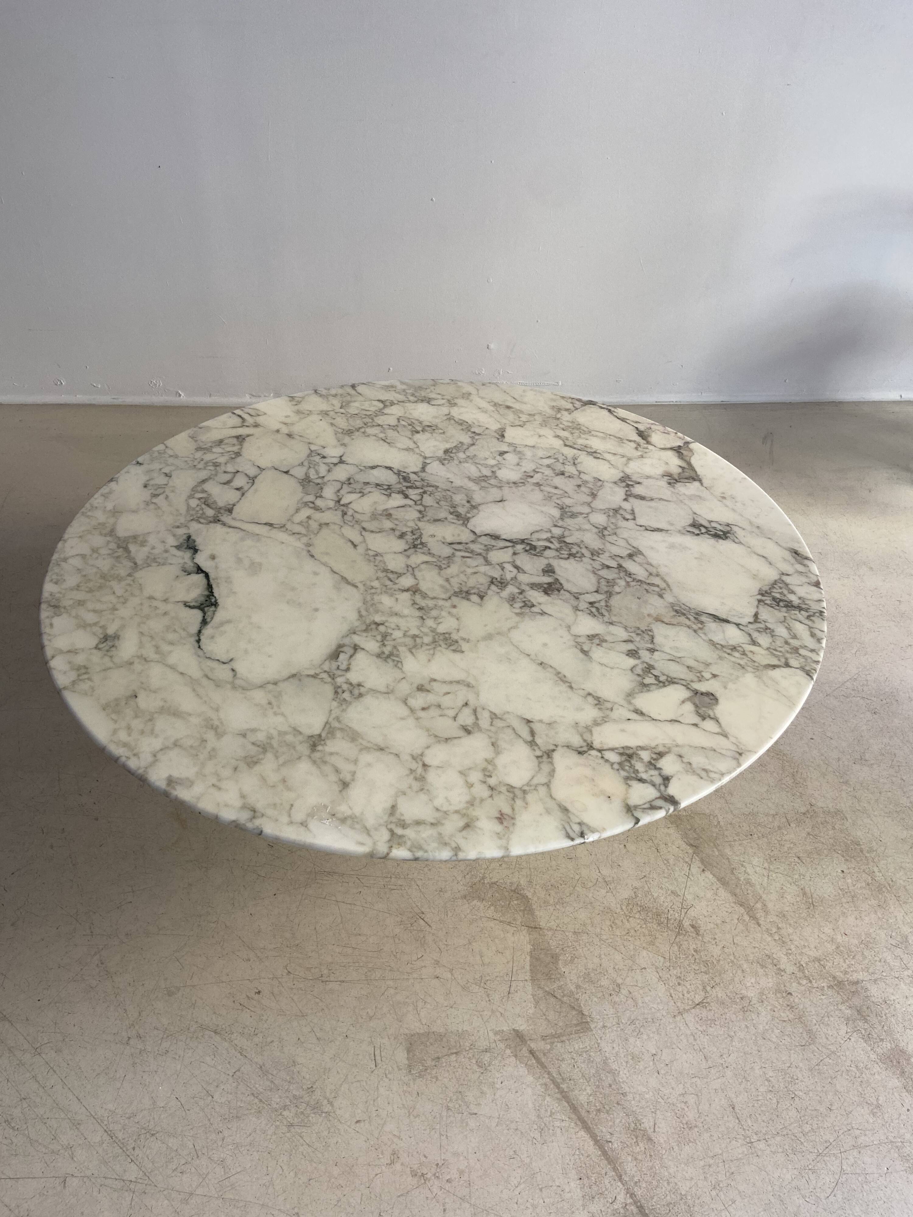 Large marble coffee table by Eero Saarinen for knoll