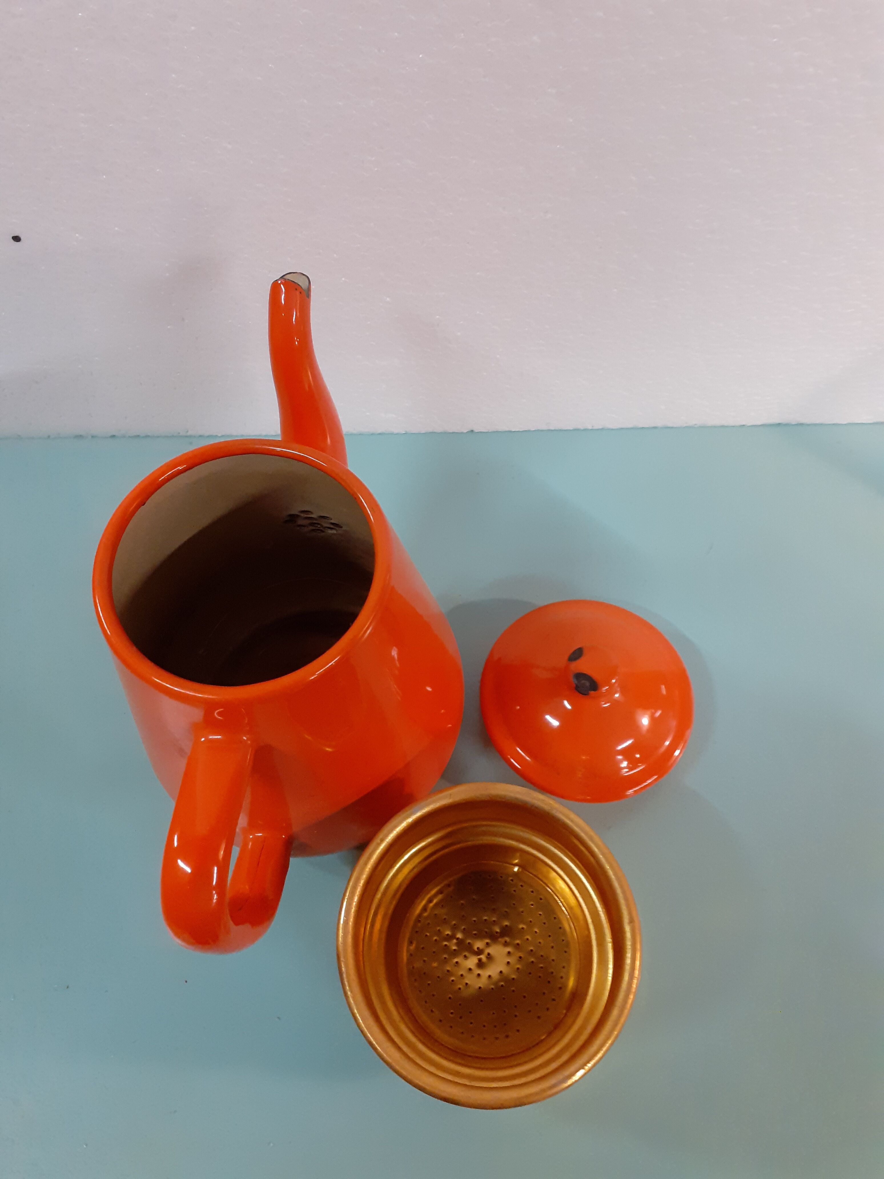 Orange enamelled sheet maker