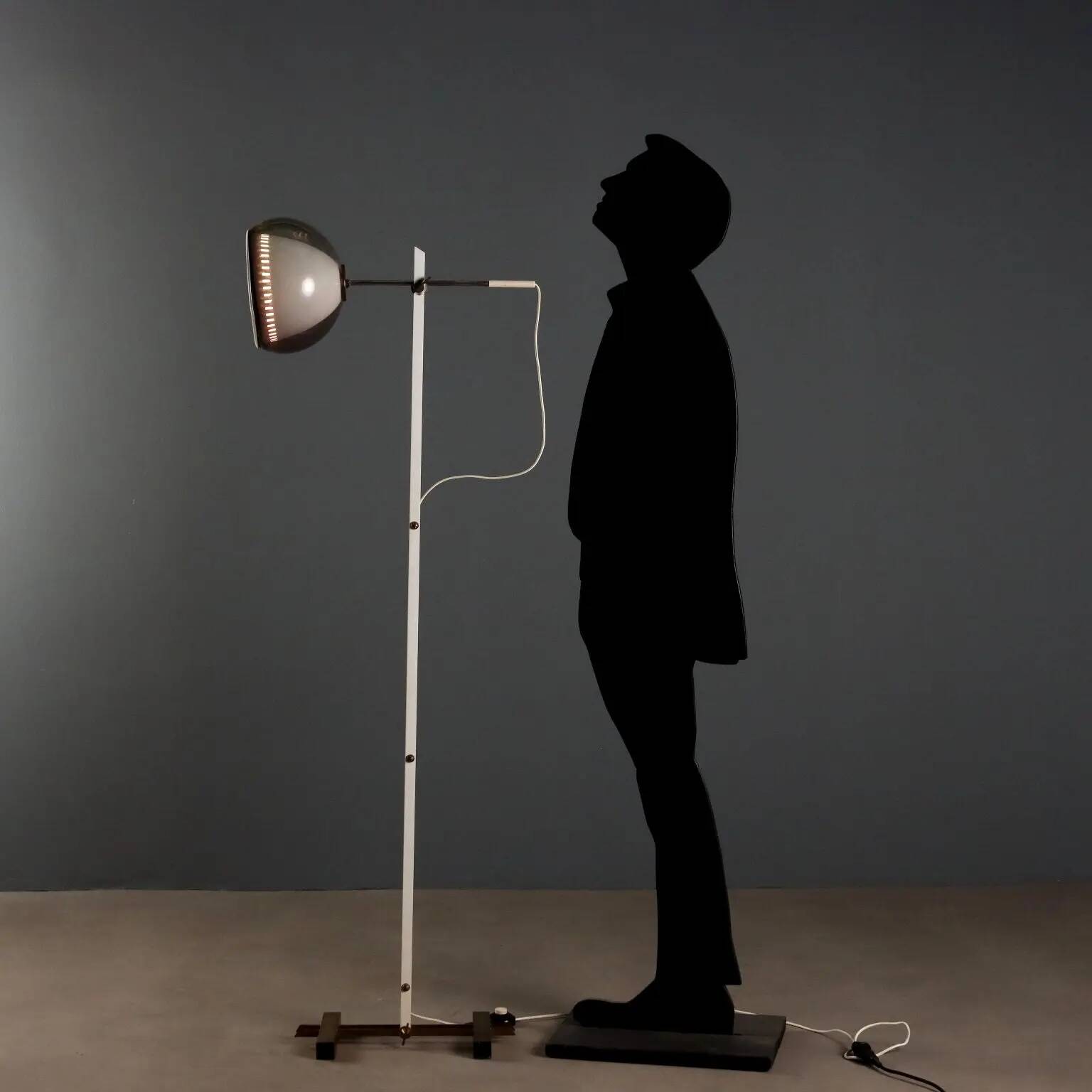 Vintage floor lamp in brass and enamelled metal, design, Italy, 1960s