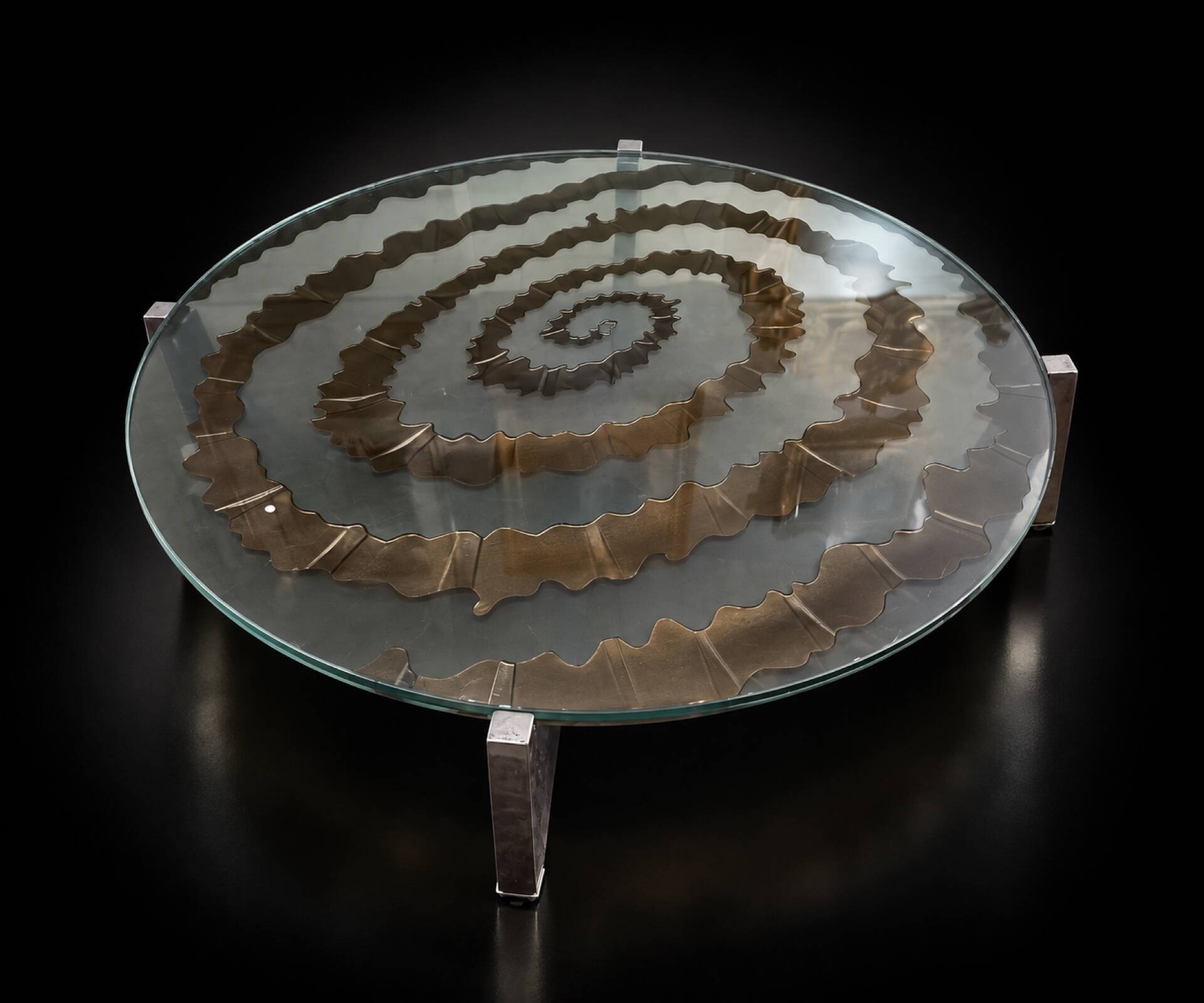 Table basse ronde à double plateau de verre, décor sculpté en spirale
