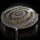 Table basse ronde à double plateau de verre, décor sculpté en spirale