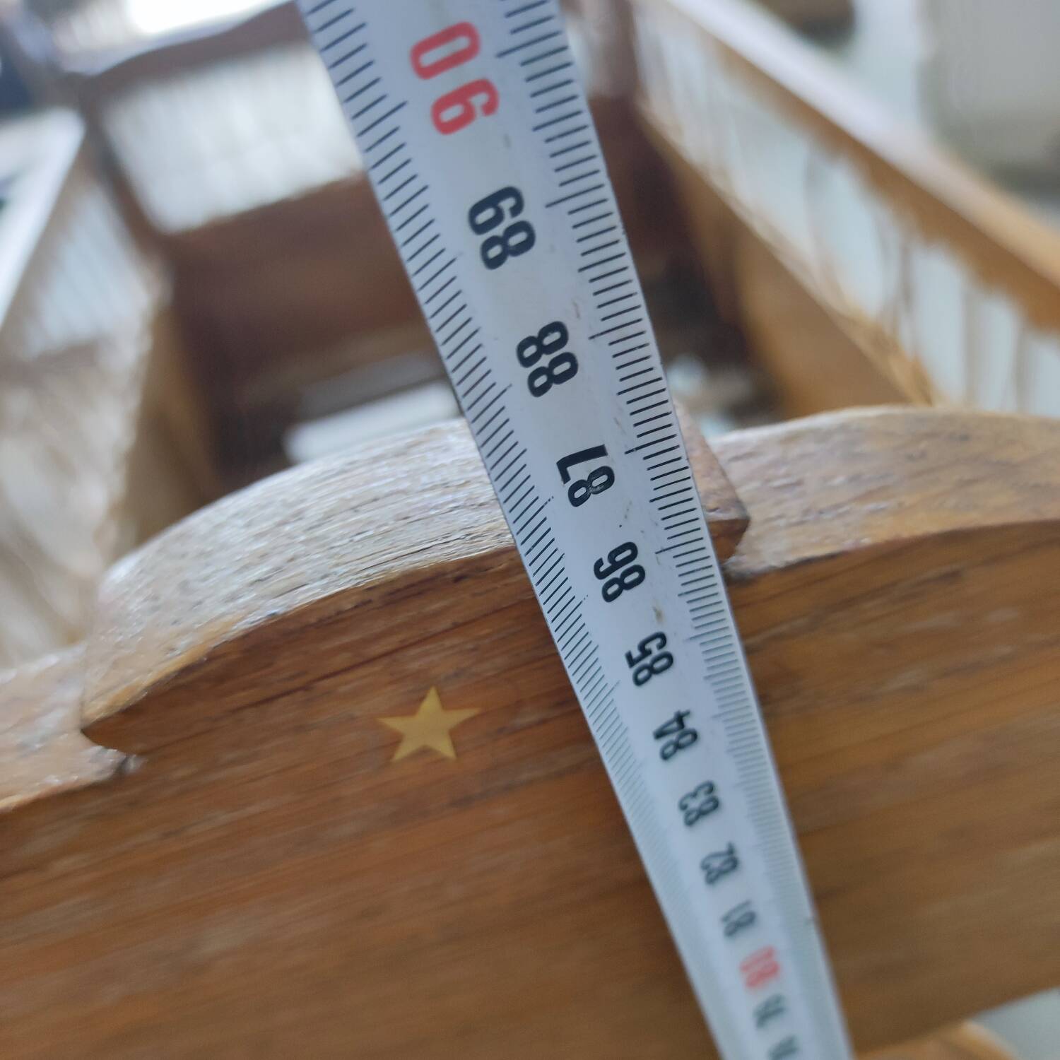Lit bébé vintage bois verni et osier tressé