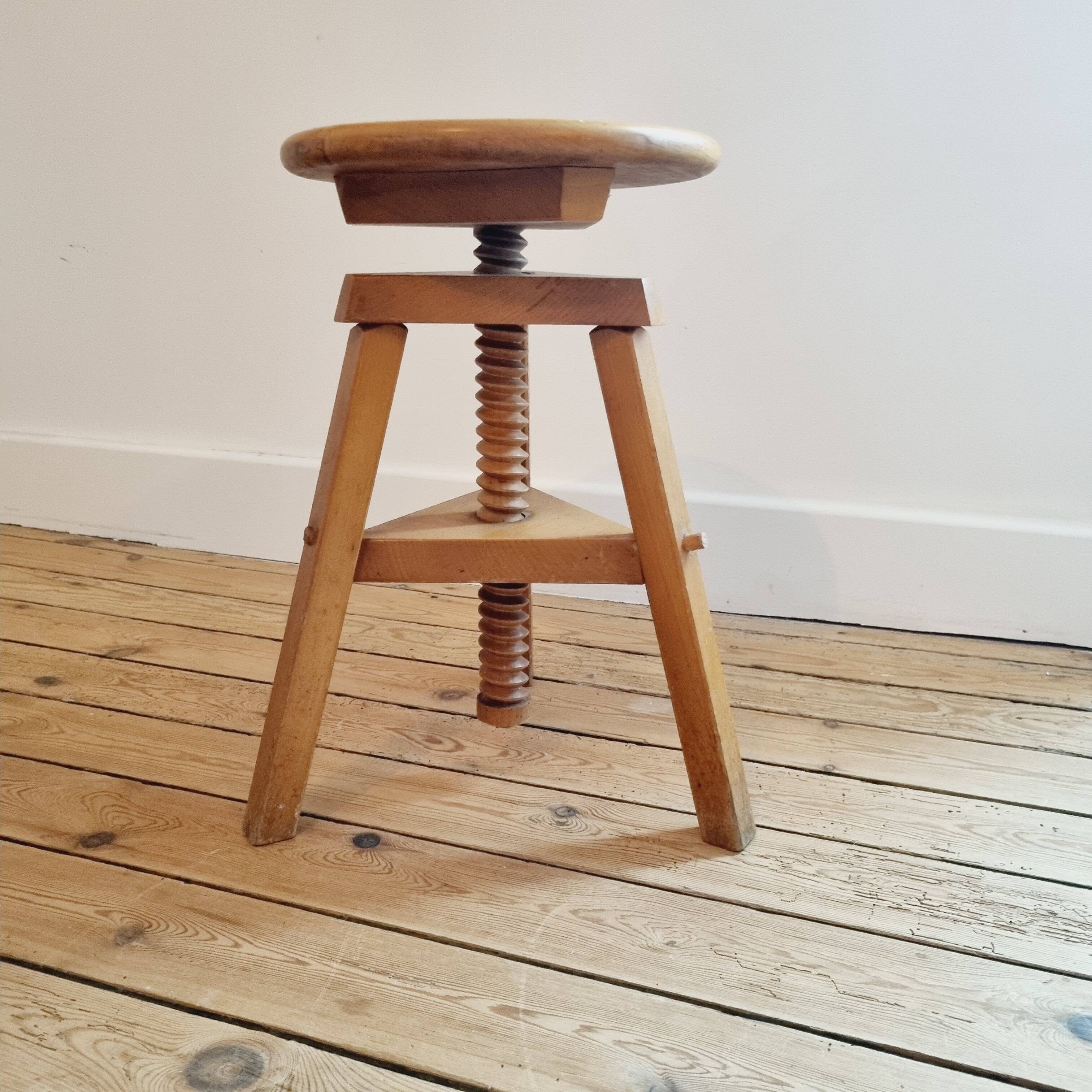 Adjustable piano stool