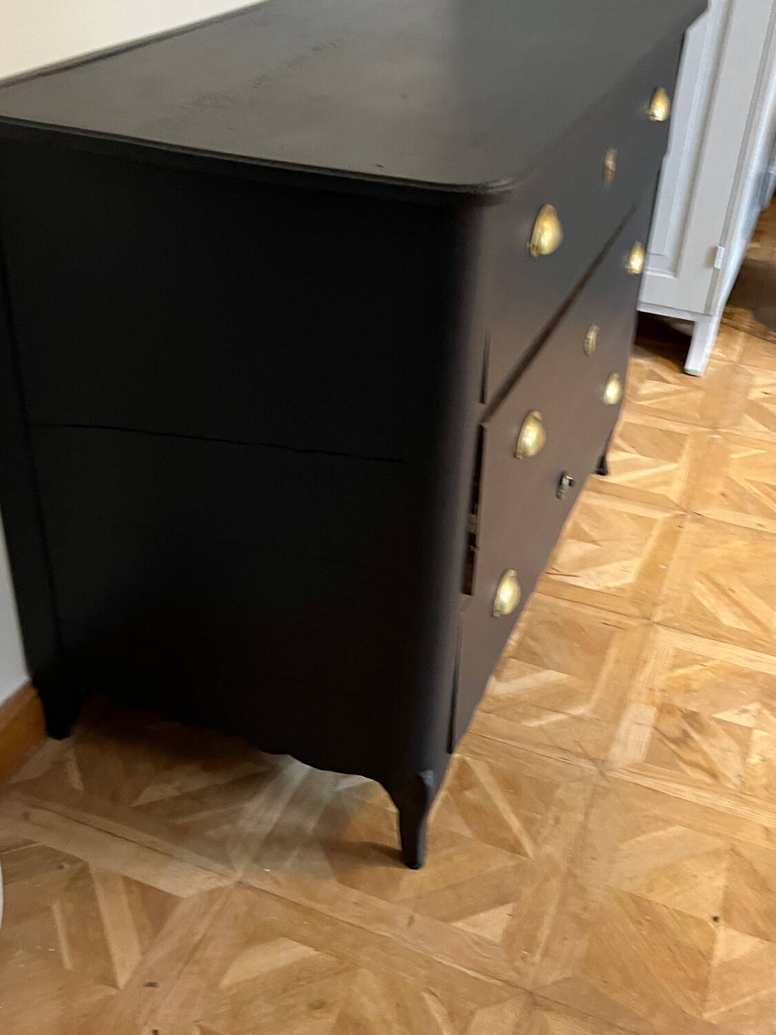 Commode classique noir mat et laiton