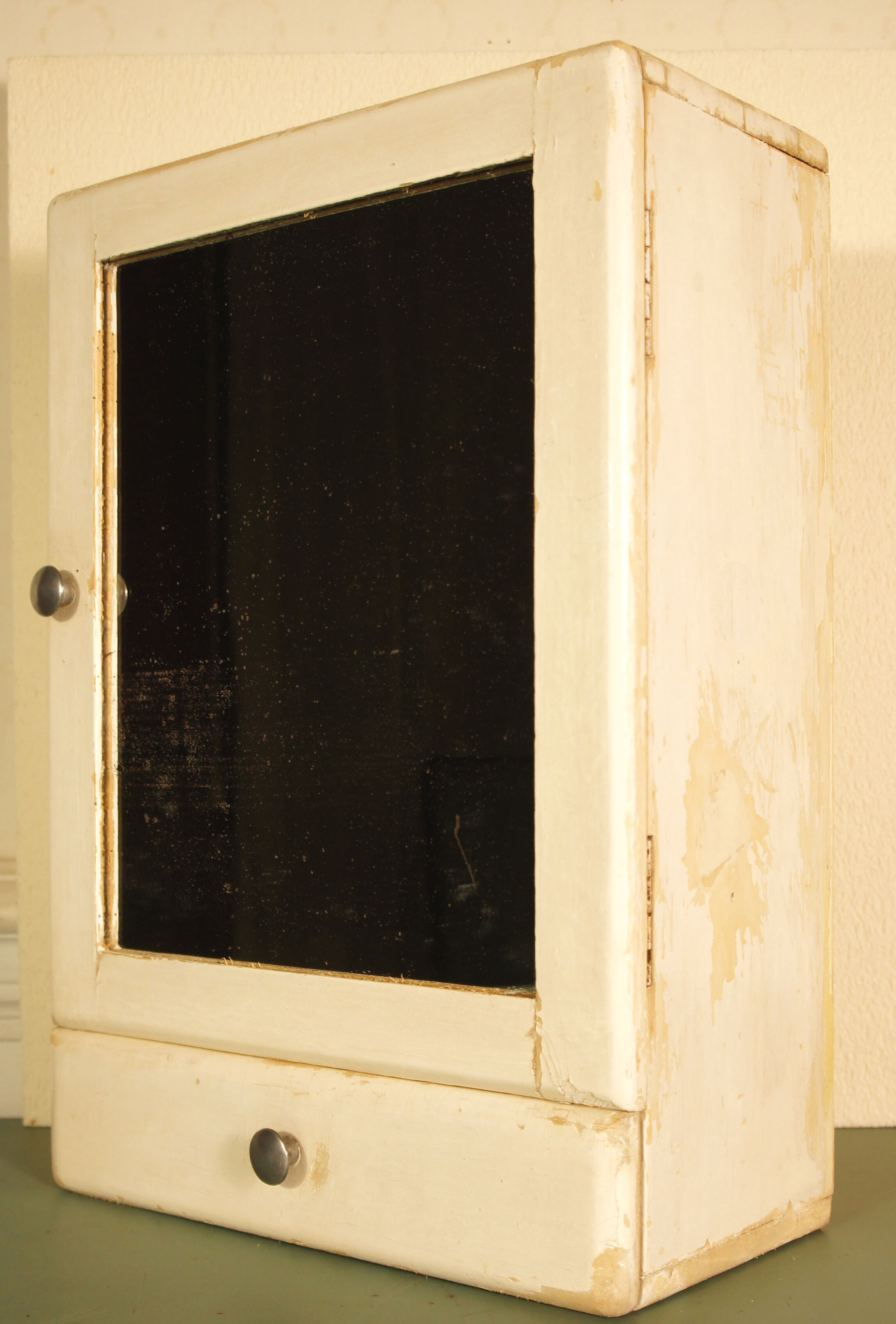 Armoire à pharmacie années 40