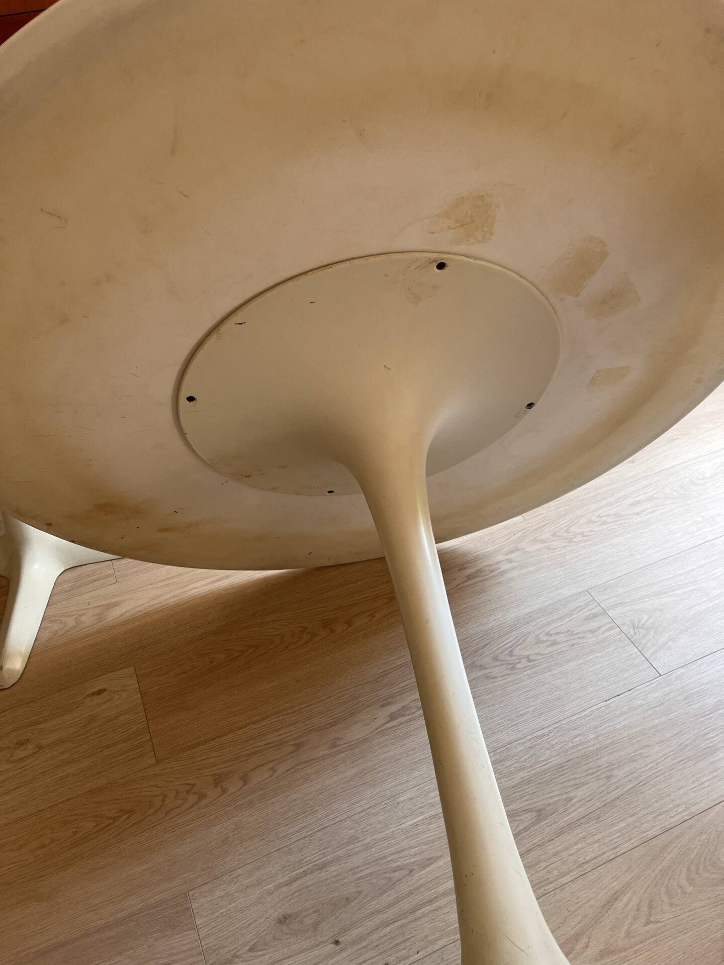 Tulipe Arkana table by Knoll and its 4 chairs