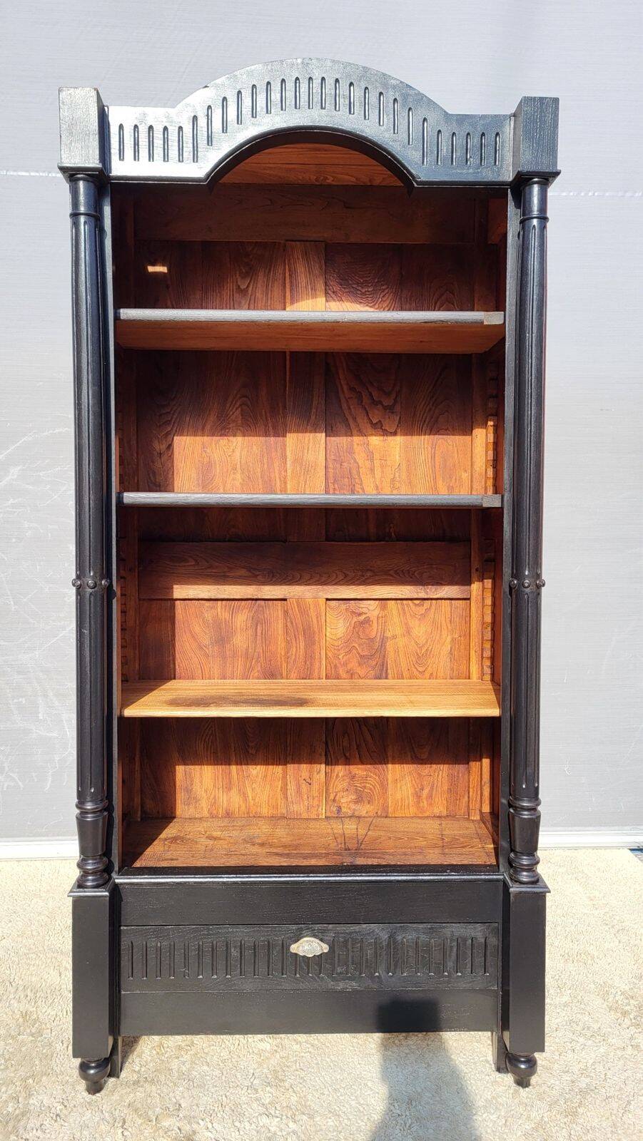 Monumental library with black two-tone oak.