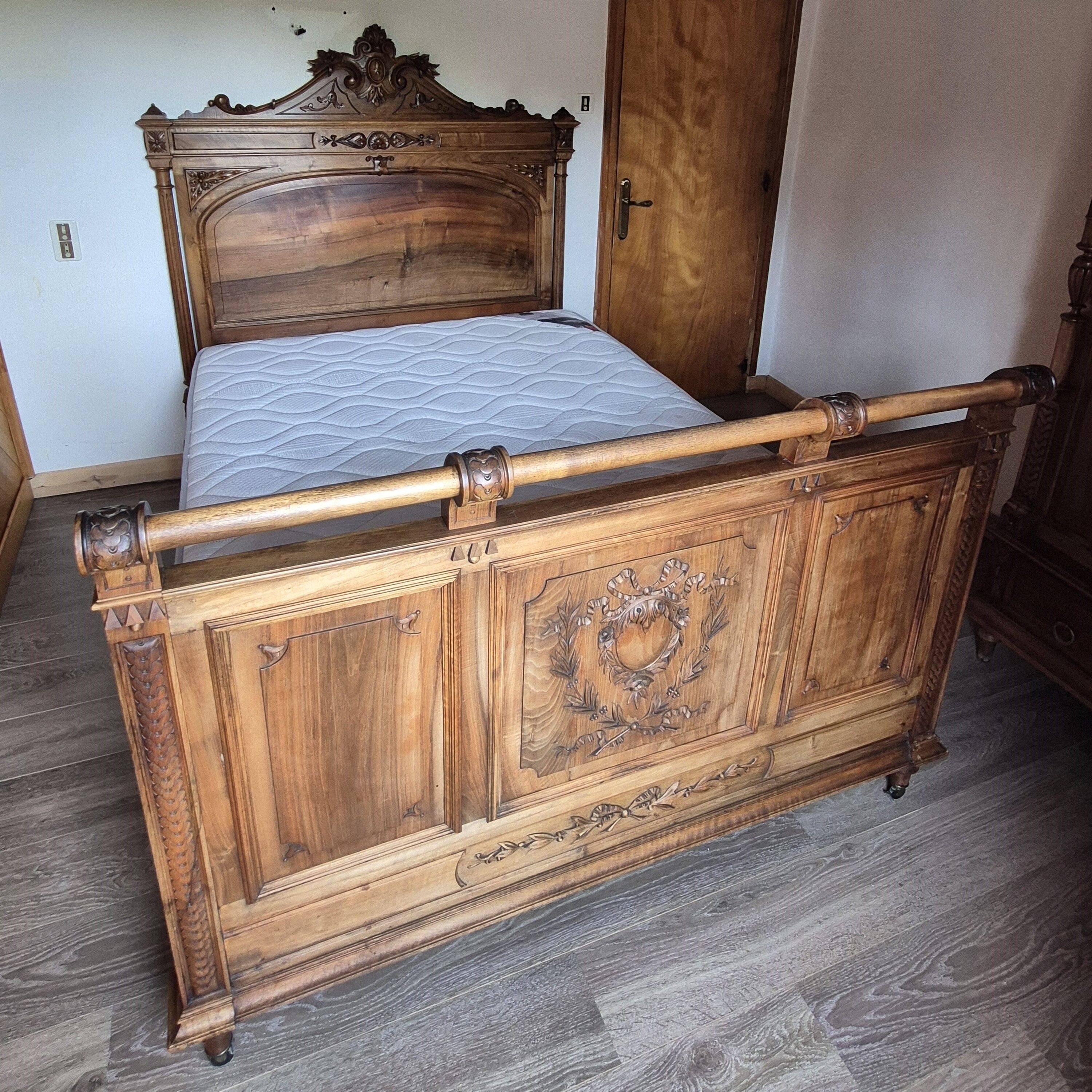 Lit ancien sculpté – bois massif style Louis Philippe