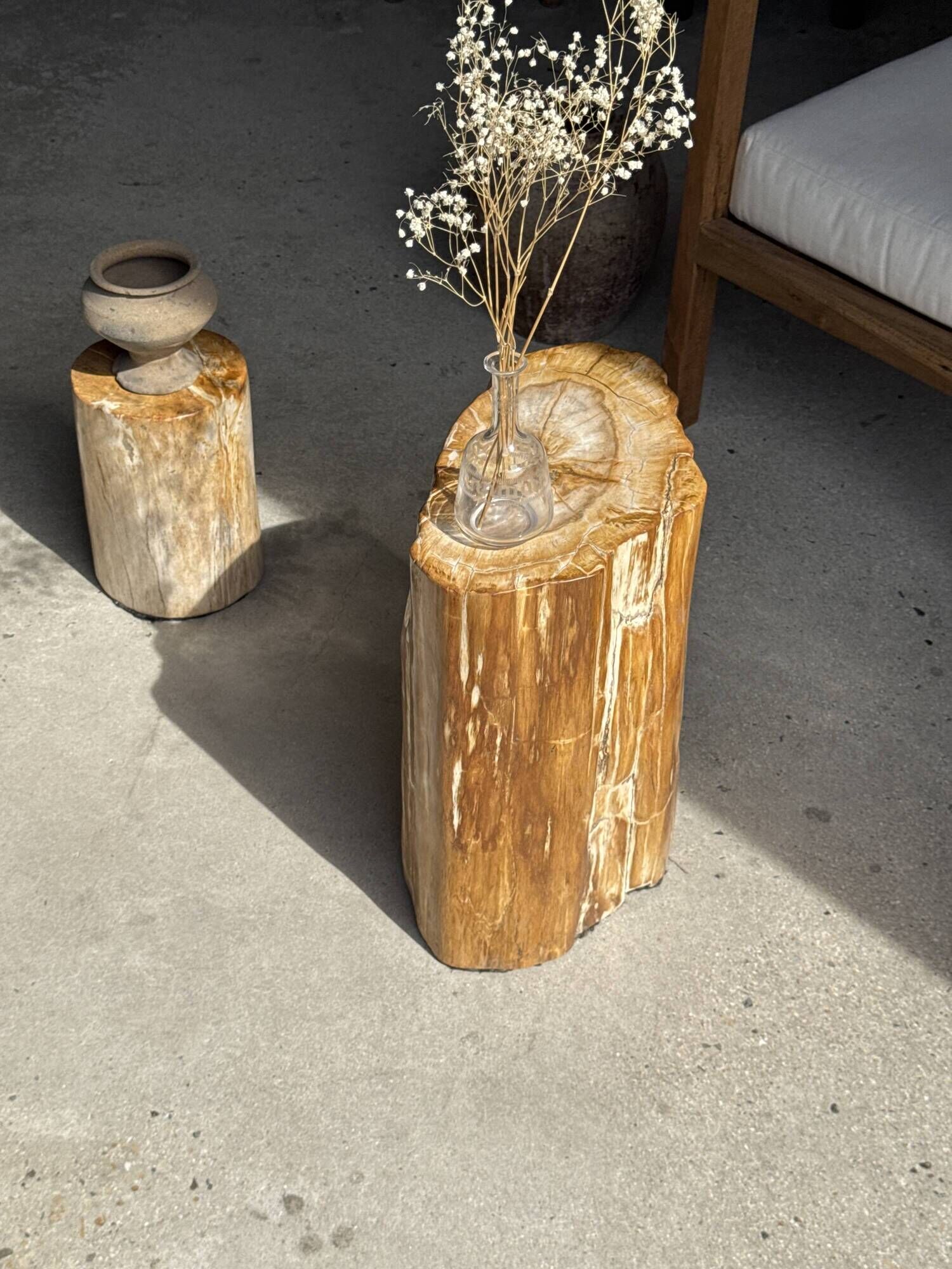 Table d'appoint en bois pétrifié orange doré et blanche ovale H46 D38 - 333