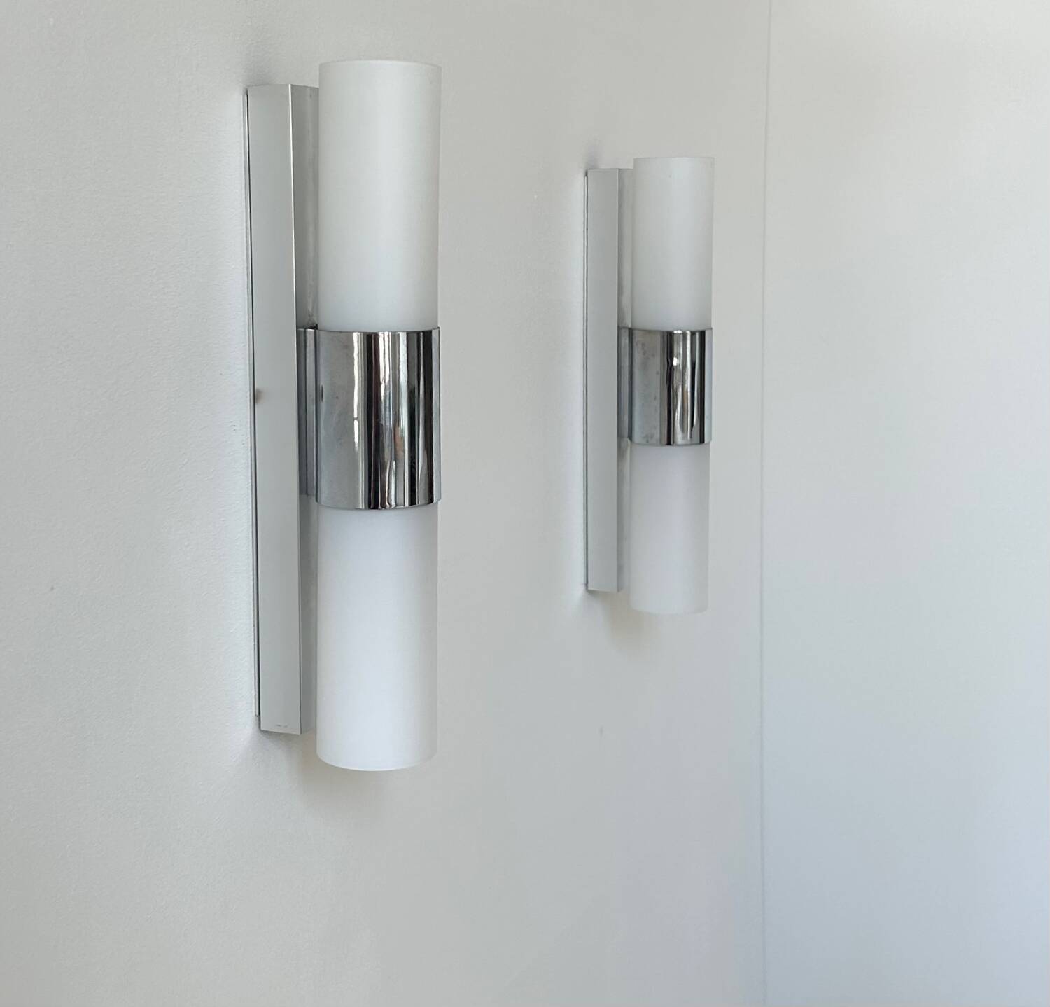 Paire d’appliques vintage, chrome et opaline, France 1970