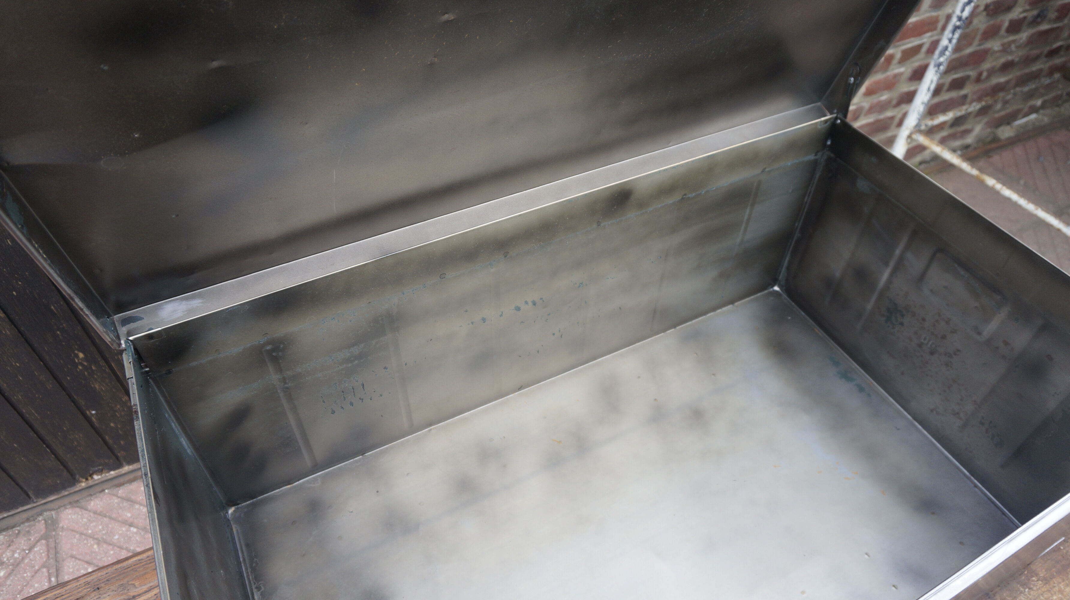 Trunk in metal brush