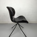 Chaise en cuir noir Zuiver