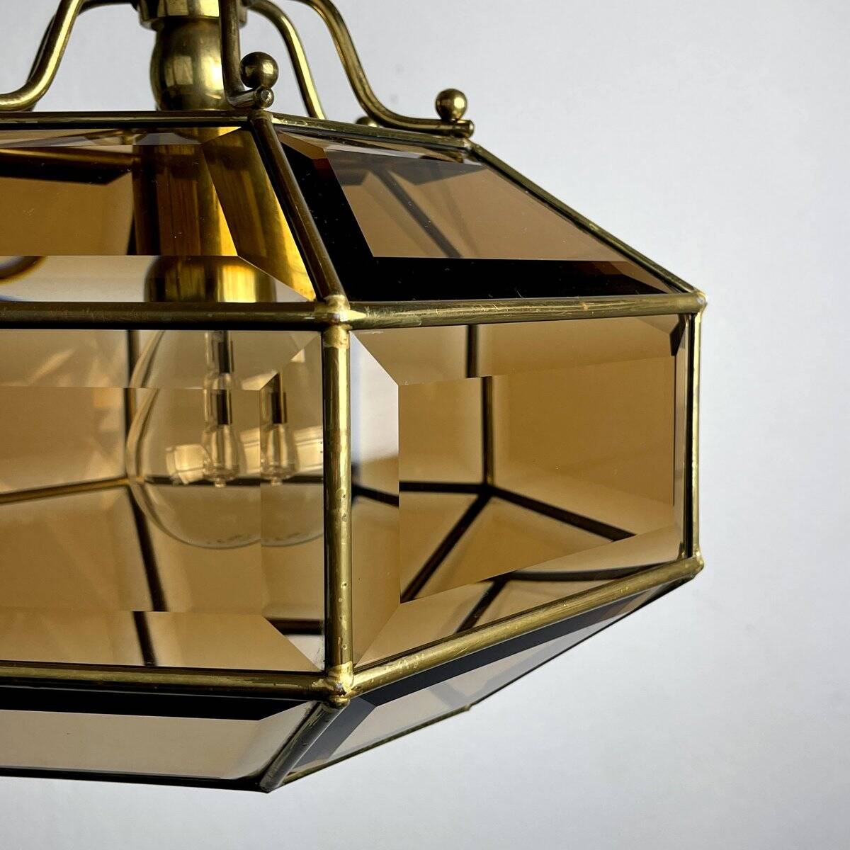 Vintage hexagonal diamond-cut crystal chandelier in gilded brass, Italy, 1960s.