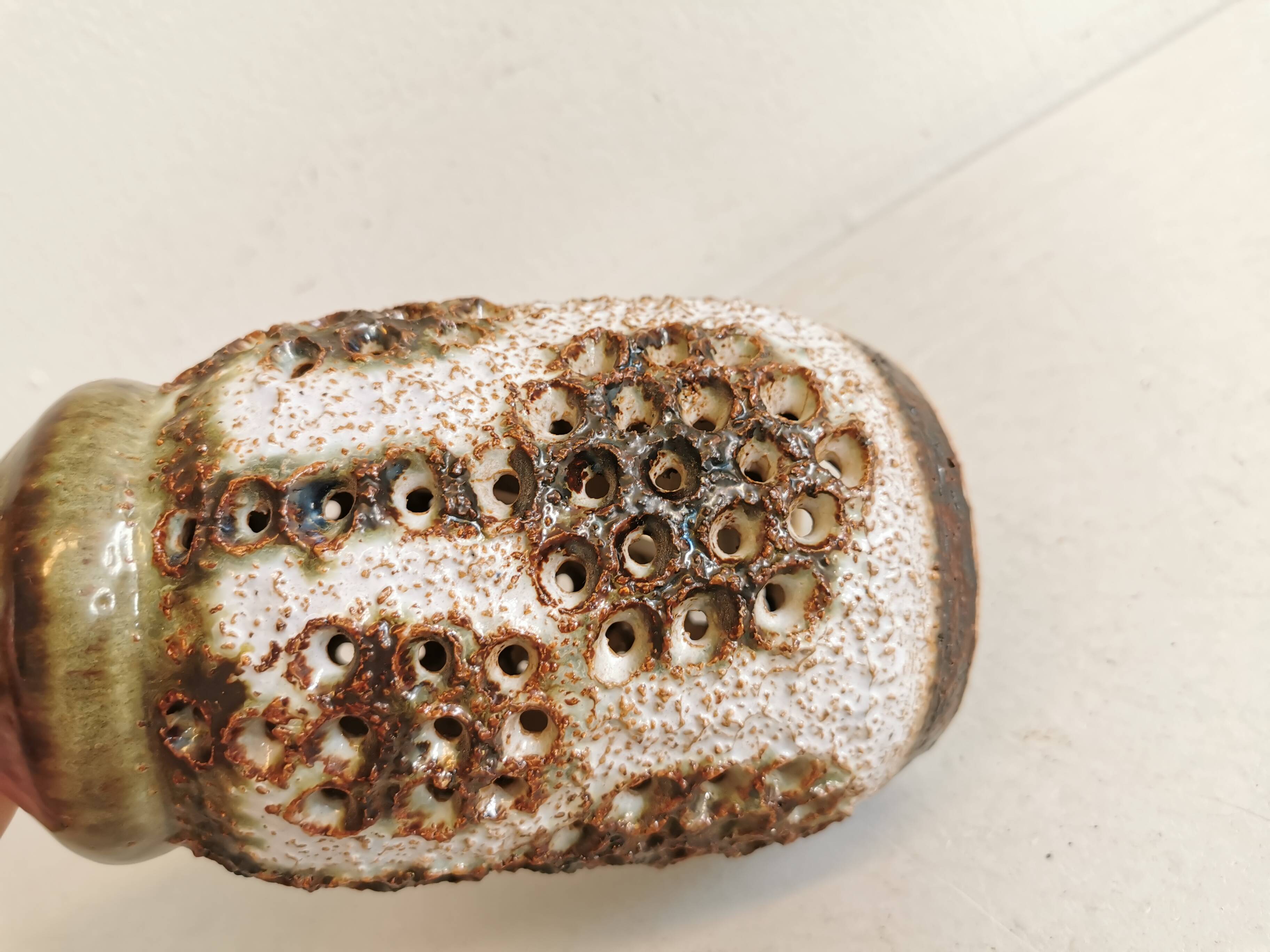 Lampe de table danoise en céramique, avec base perforée et belle glaçure.