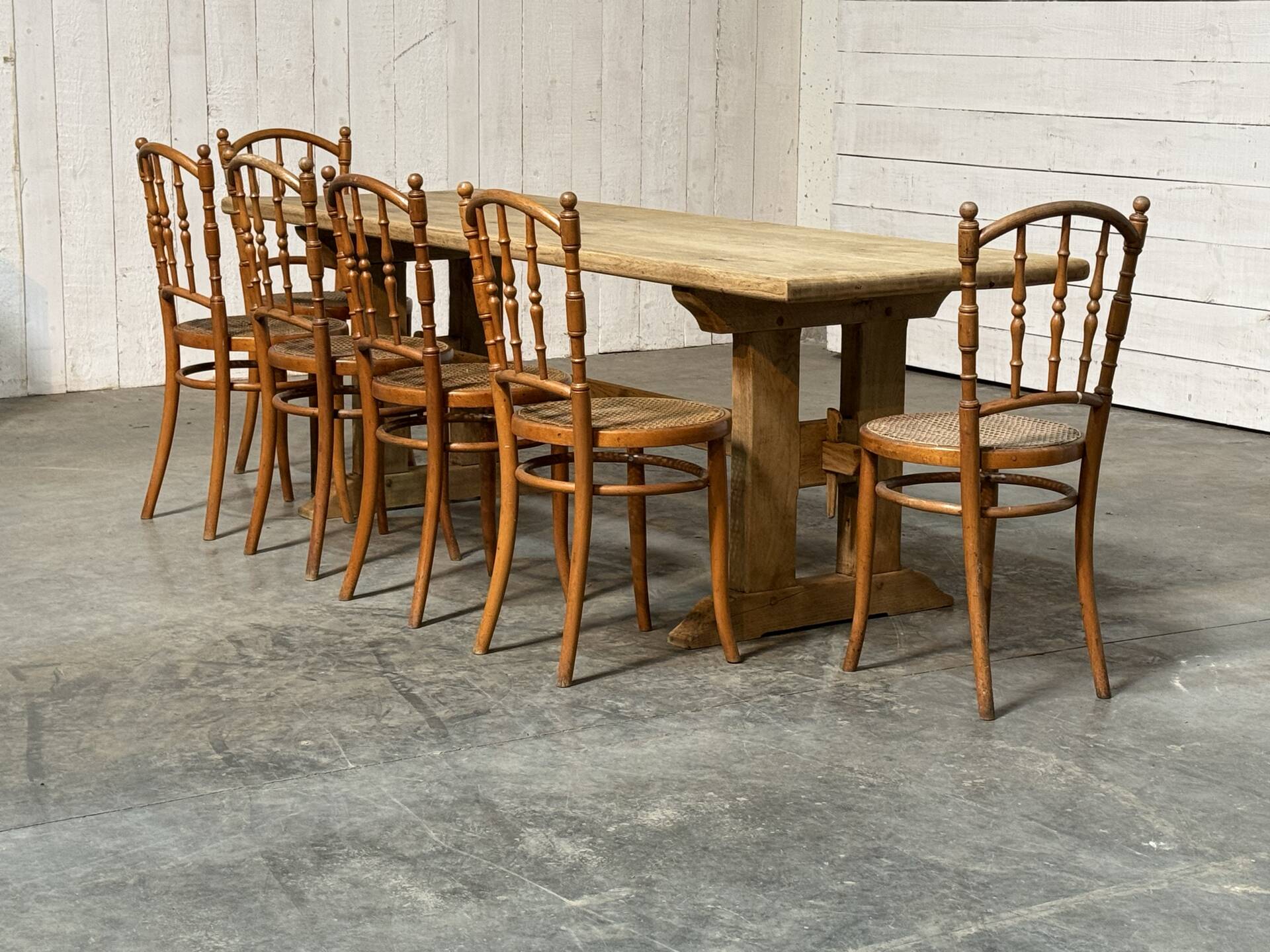 Table de style monastère