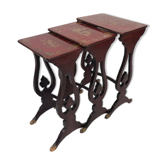 Series of three red lacquered nesting tables with gold decoration in Asian style, nineteenth