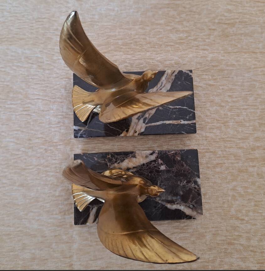 Pair of golden bird bookends on veined marble – Mid-Century vintage