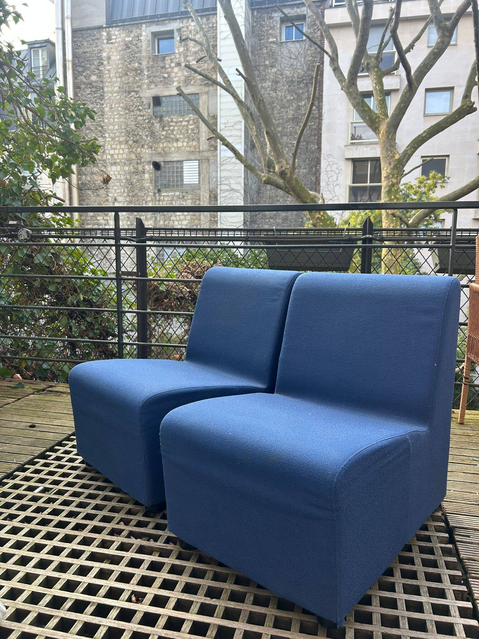 Pair of midnight blue armchairs – contemporary spirit
