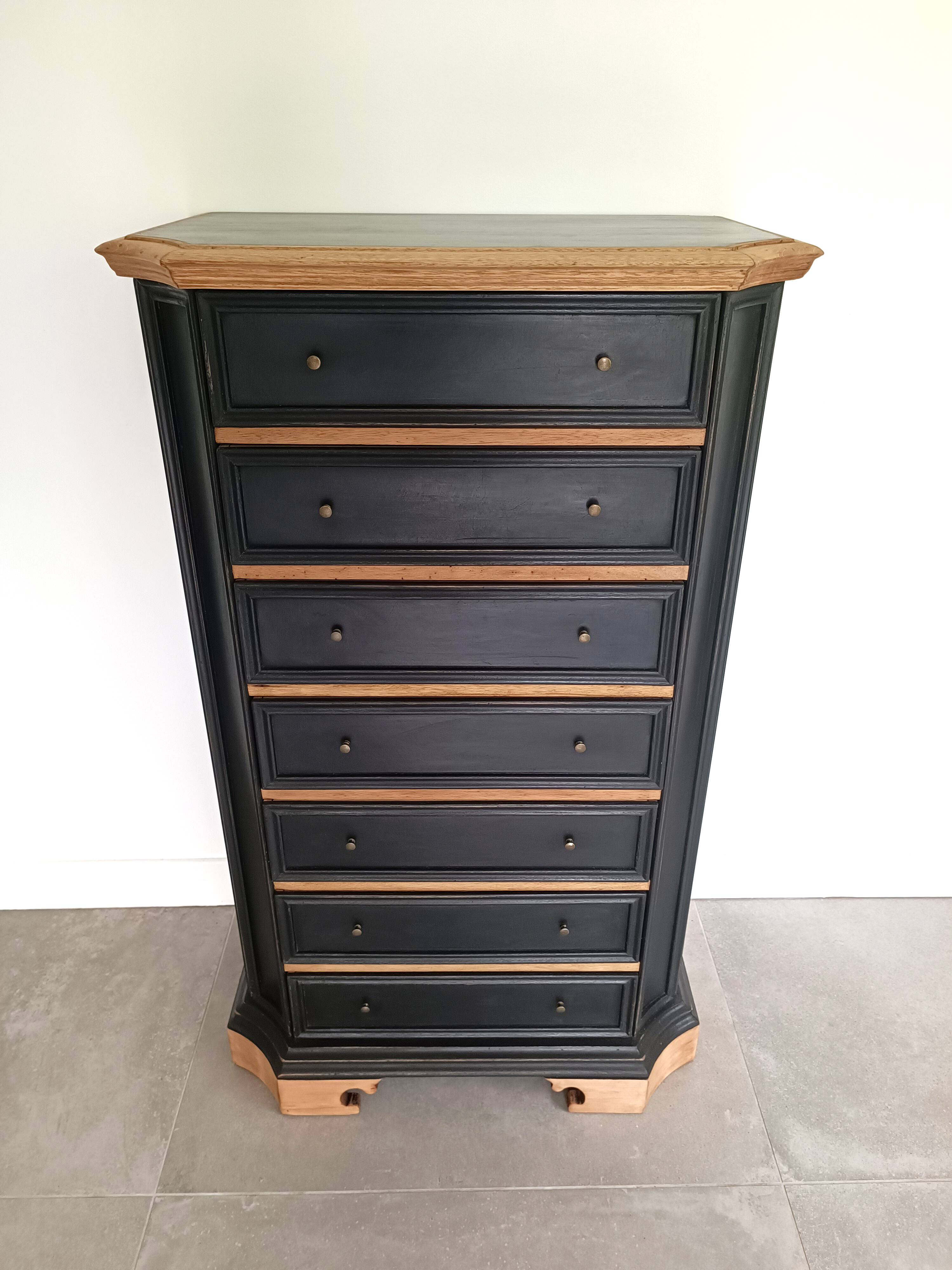 Seven-drawer chest of solid wood