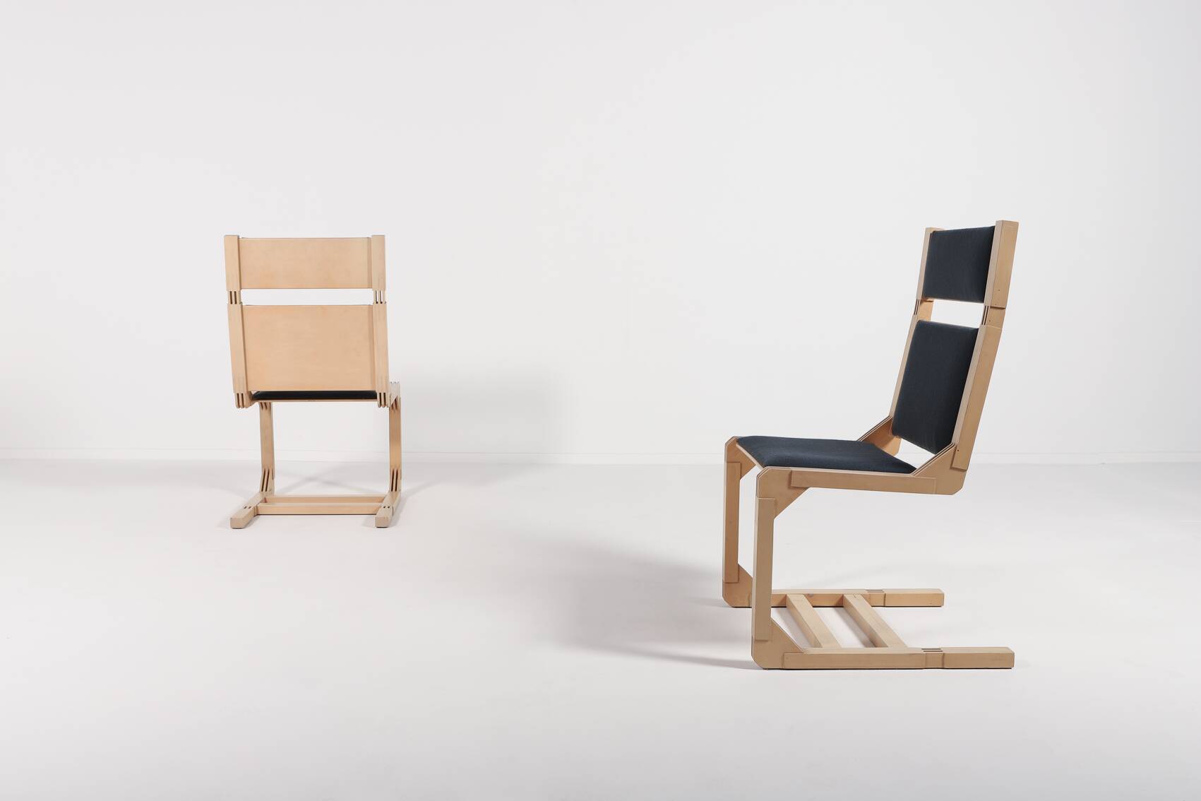 Une paire de chaises architecturales, Danemark 1990