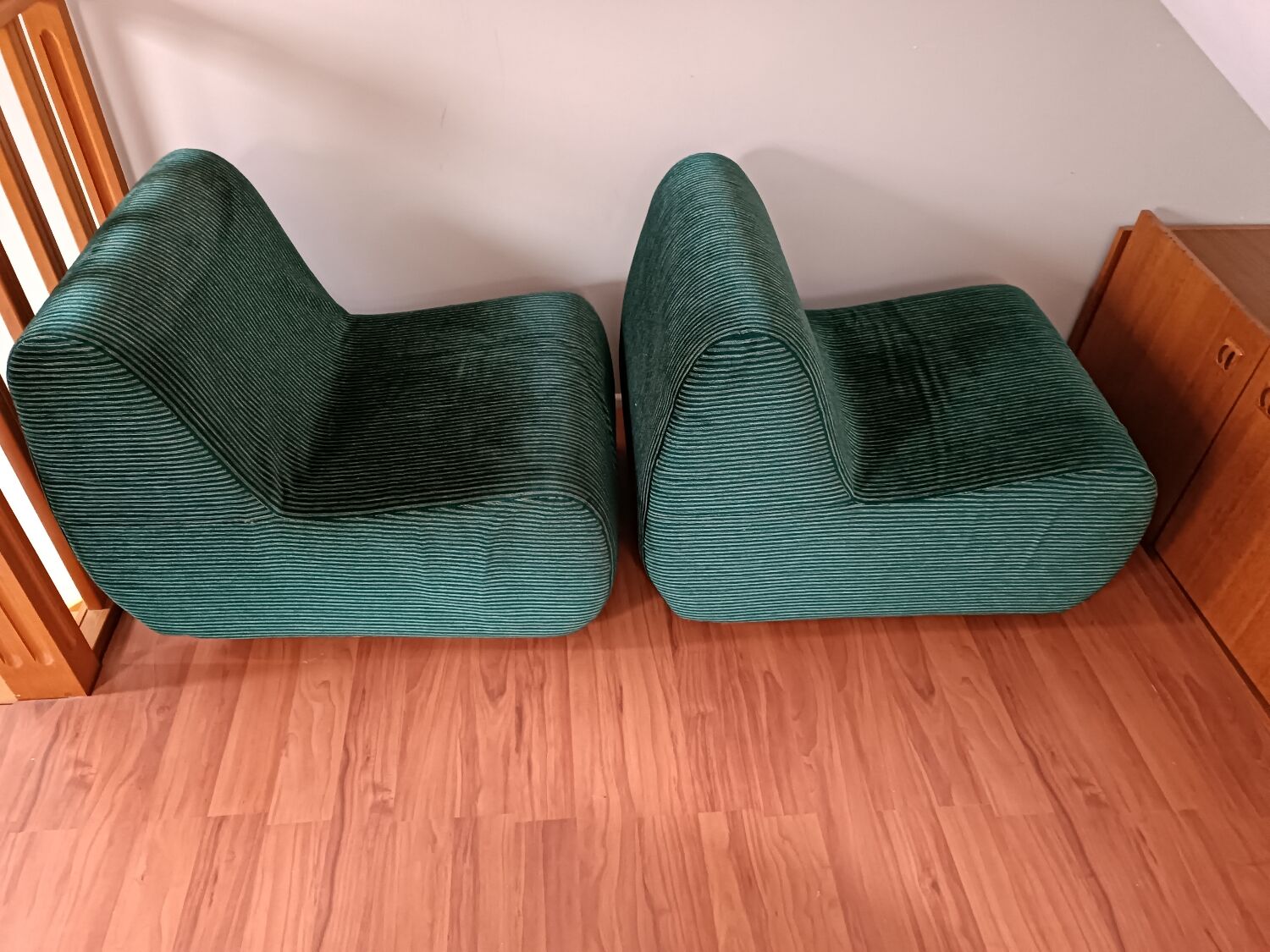 Paire de chauffeuses en velour circa 1970