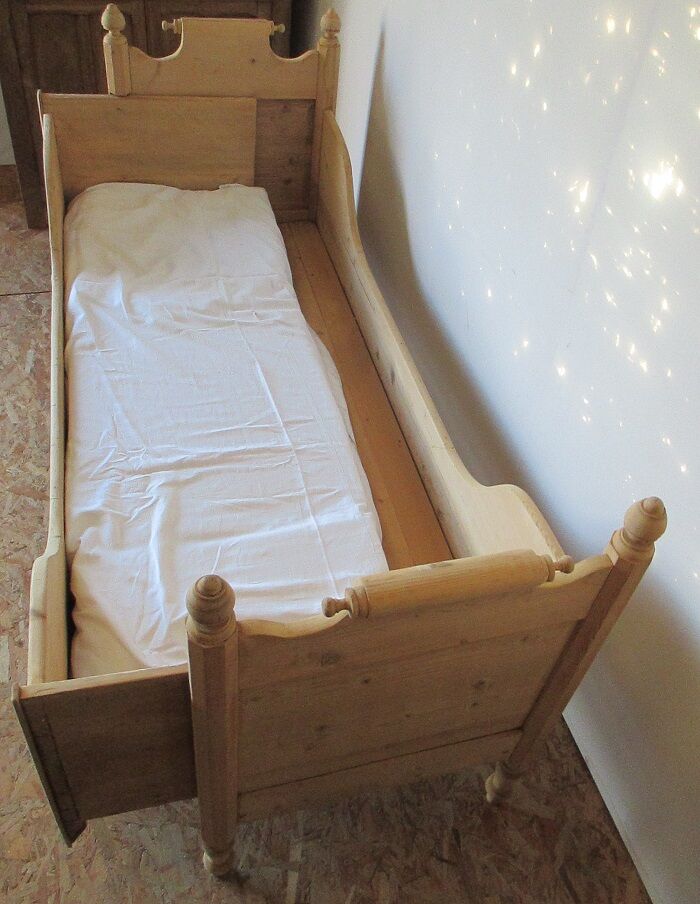 Retractable sofa bed of the Austrian Tyrole in natural wood