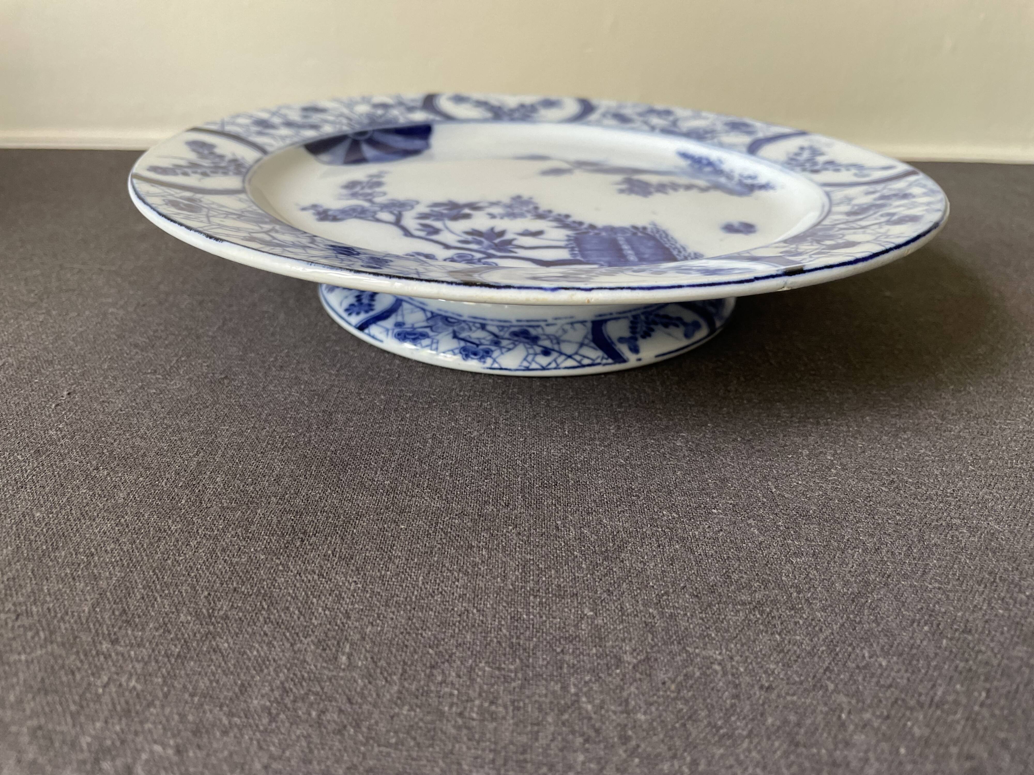 Assiette sur piédouche en faïence bleue et blanche Creil & Montereau, service "Japon", XIXème siècle