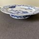 Assiette sur piédouche en faïence bleue et blanche Creil & Montereau, service "Japon", XIXème siècle
