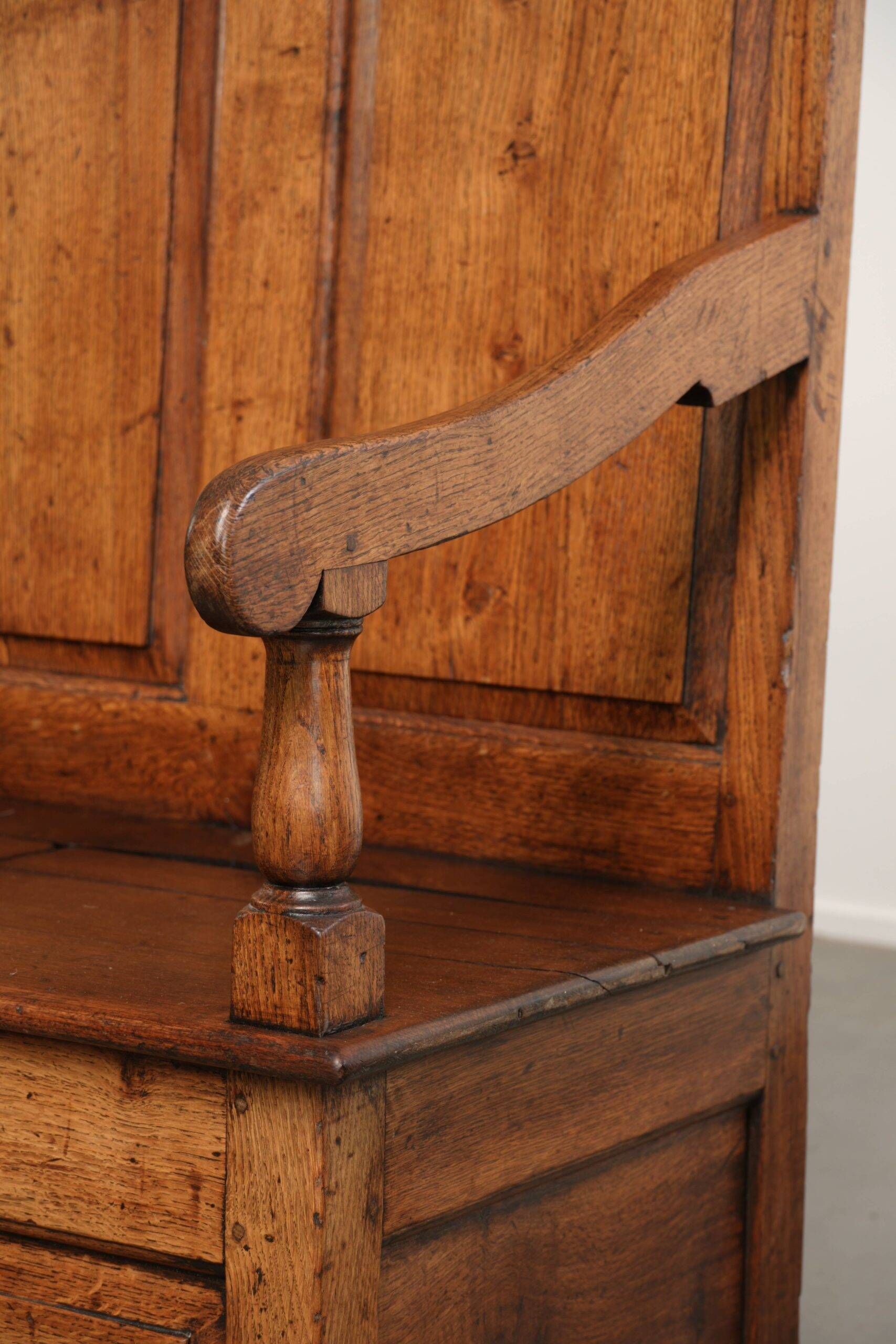Antique English oak hall bench from the early 19th century with storage space