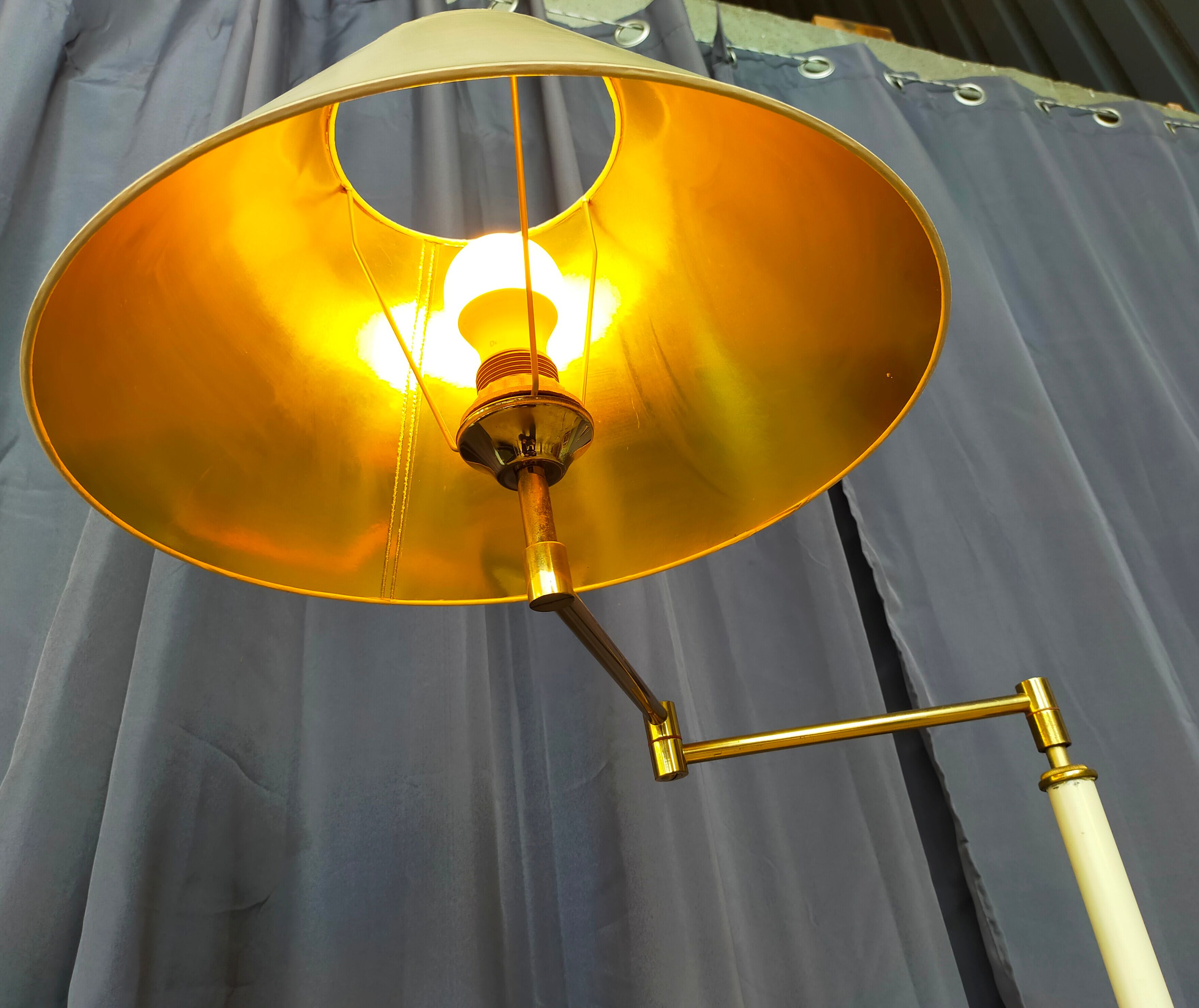 Articulated floor lamp 1950 design in metal and brass