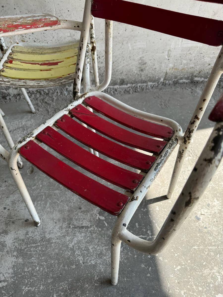 Vintage white metal and lacquered wood garden chairs from the 1970s — set of 3, multicoloured slats.