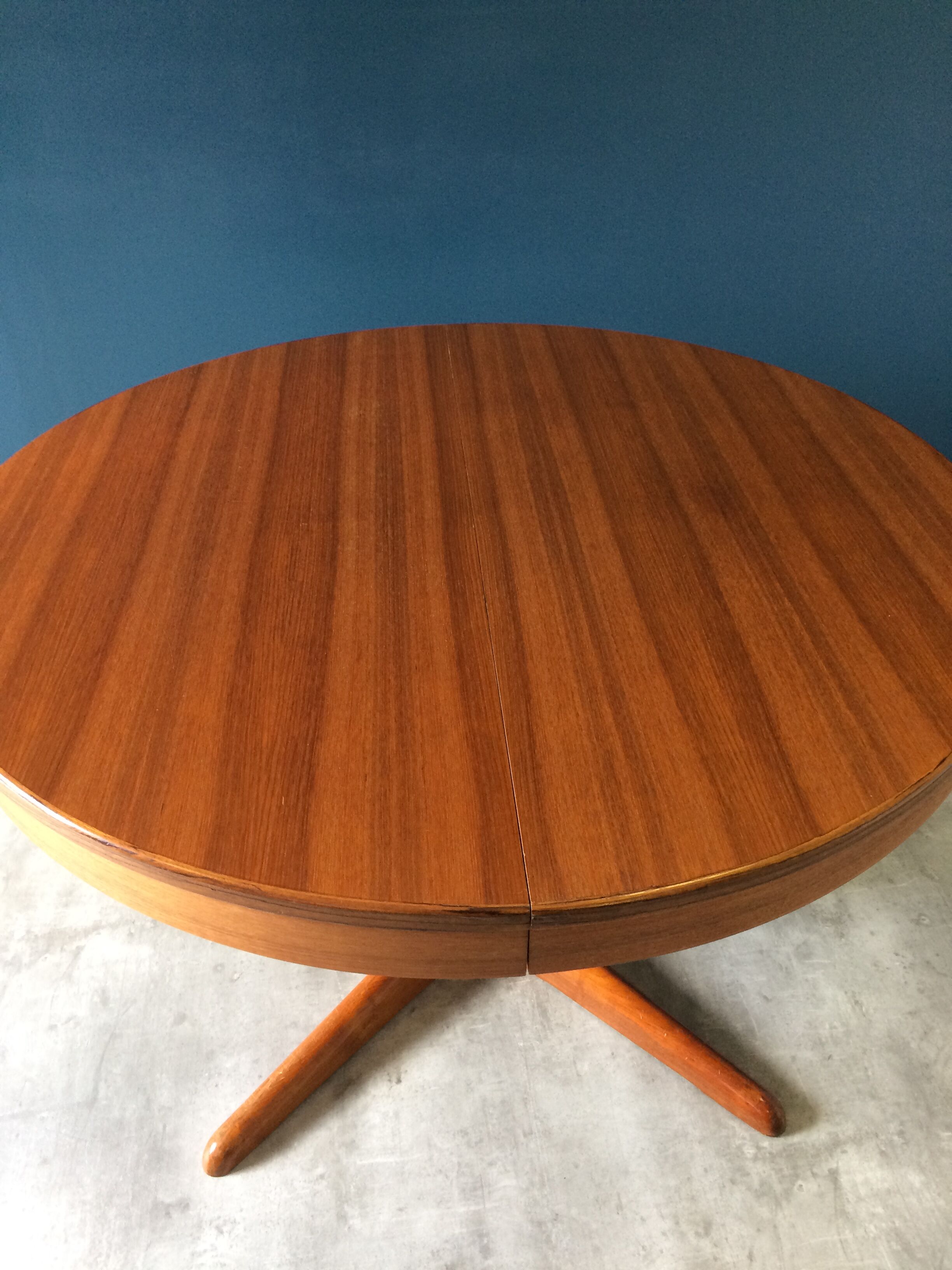 Baumann round extensible table with extensions
