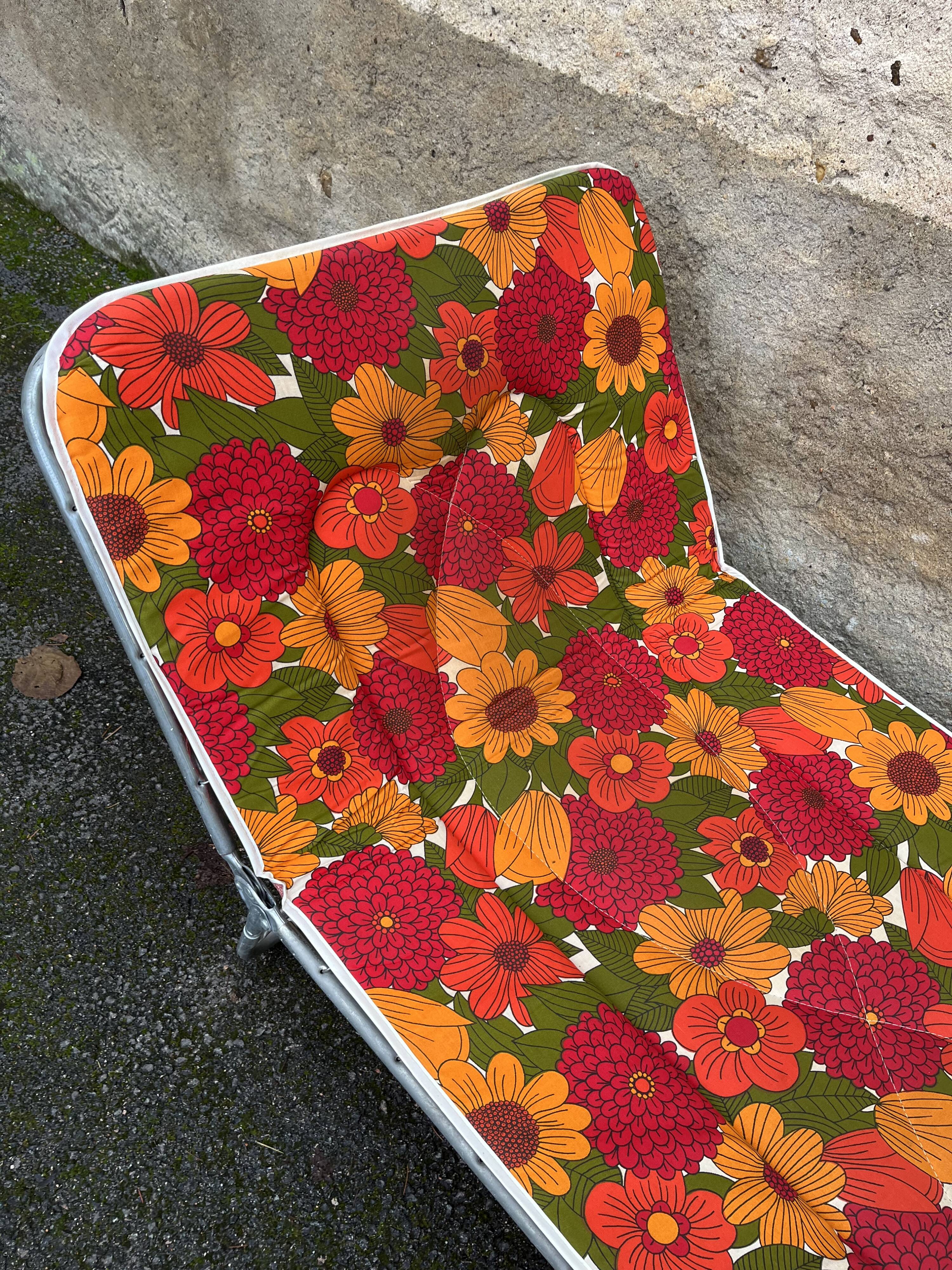Vintage flower camp bed