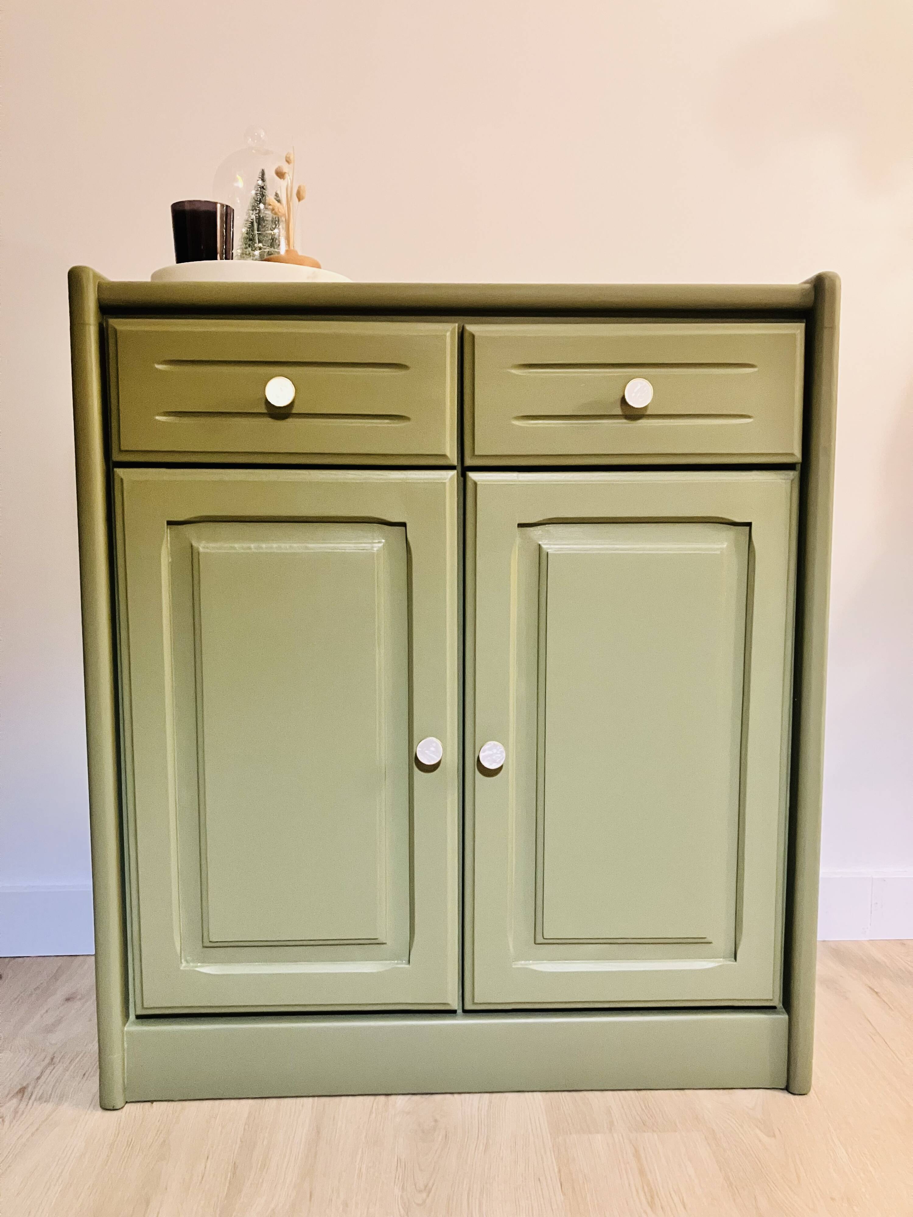Wooden chest of drawers