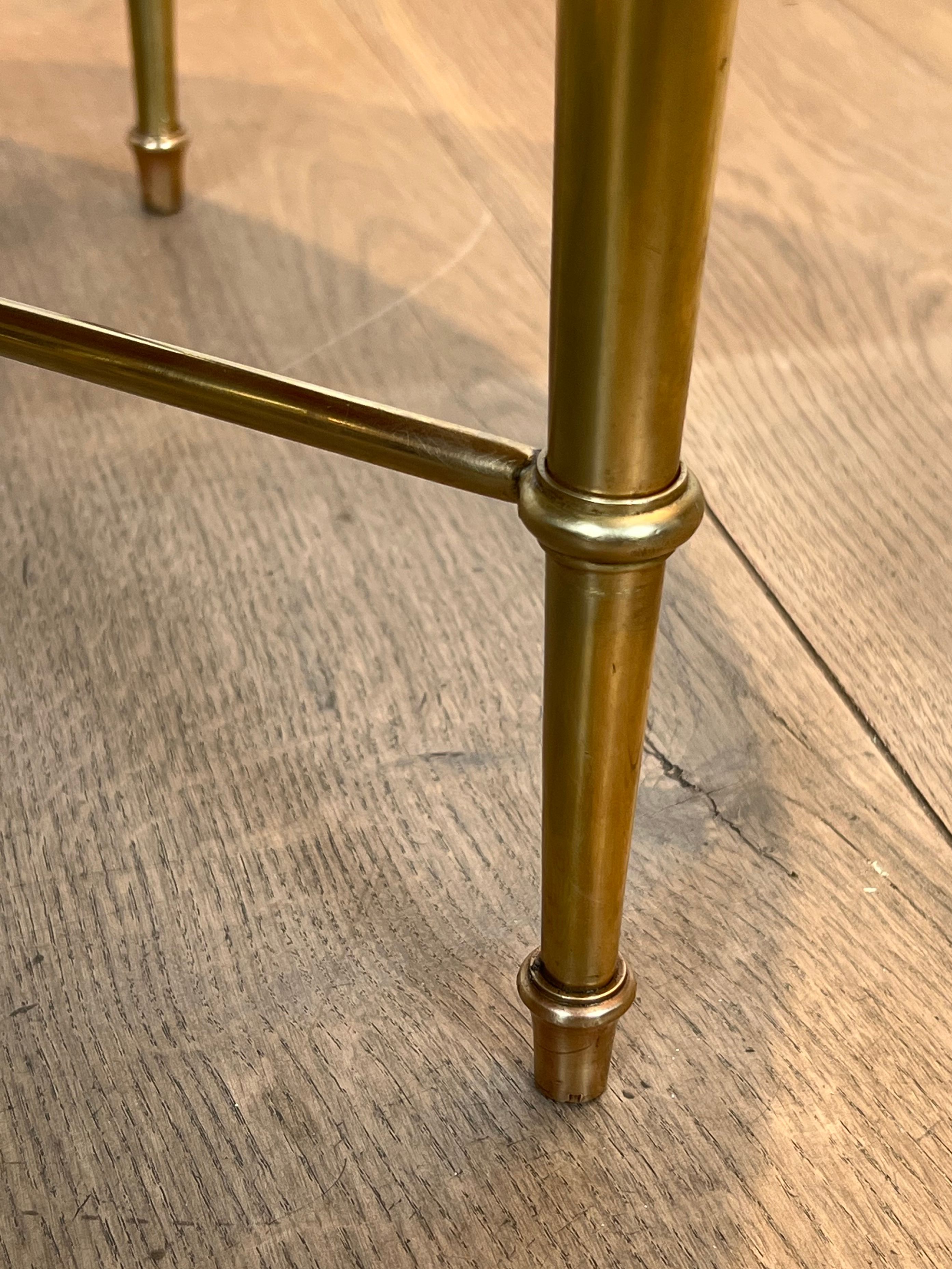 Round coffee table in brass with a marble top from the Ramsay house.