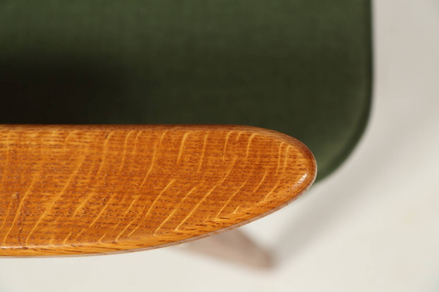 Fauteuil vintage moderne chêne clair vert royal 1962 design par Chierowski