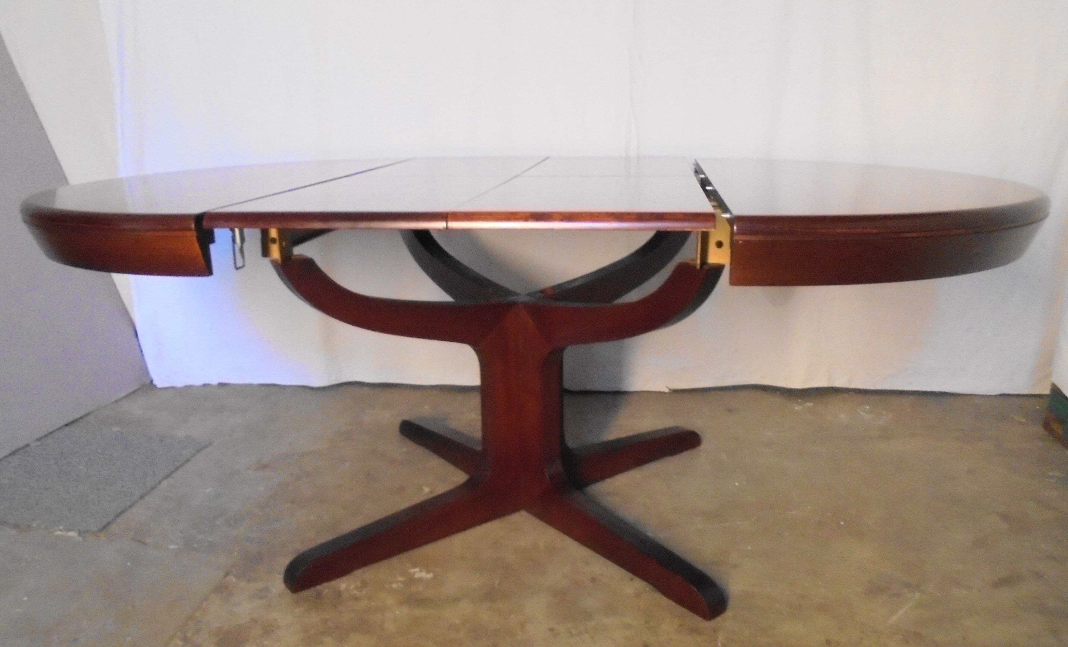 Round table central feet with 2 extensions of the 70s / 80s