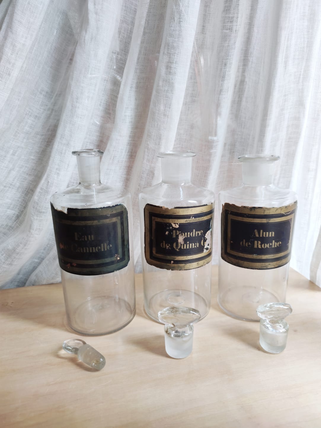 Trois grands flacons d'apothicaire, pharmacie