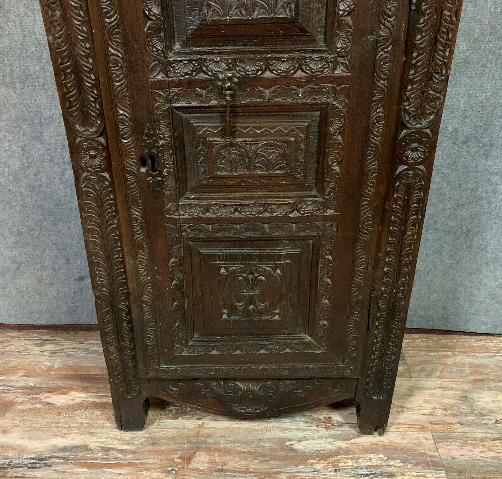 Old Renaissance bonnetière in solid oak with brown patina around 1750
