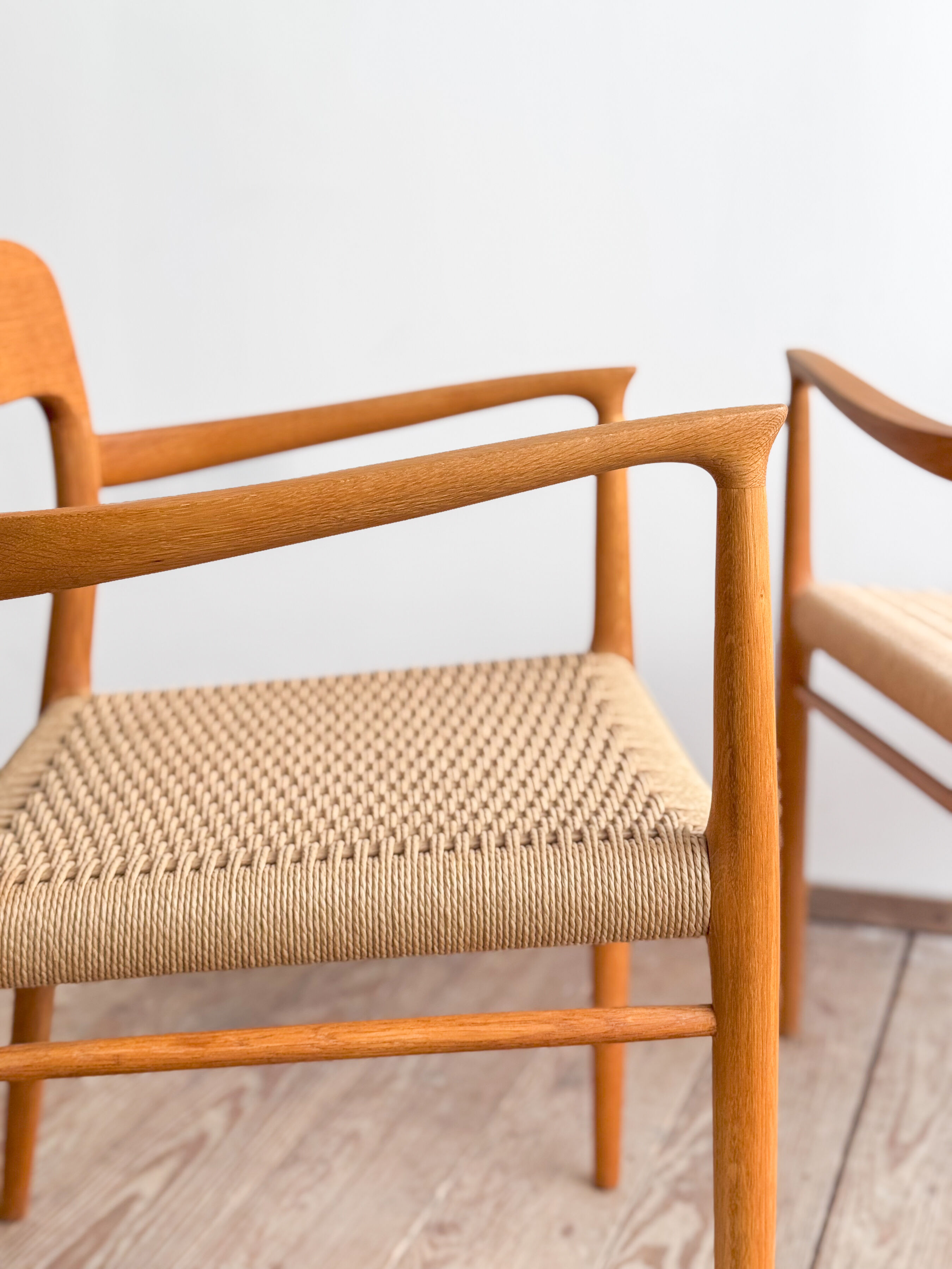 Paire de chaises de salle à manger modèle 56 par Niels O. Møller en chêne