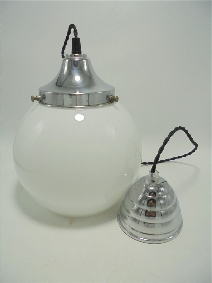Opaline globe suspension