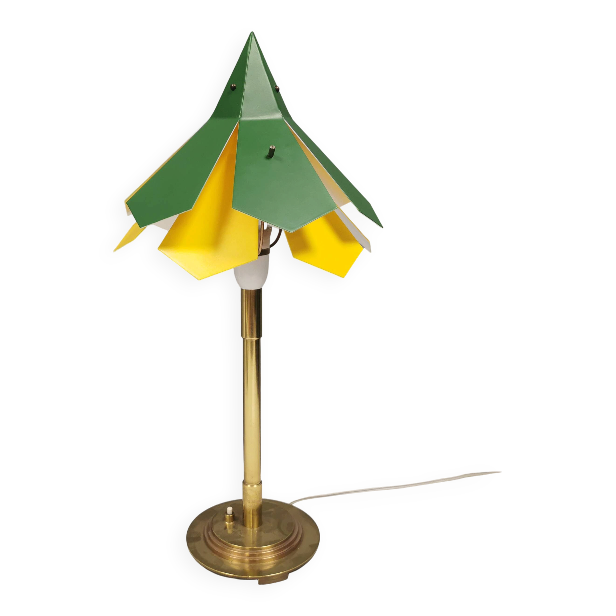 Lampe de table en laiton et métal, fabriquée à partir de pièces de design recyclées.