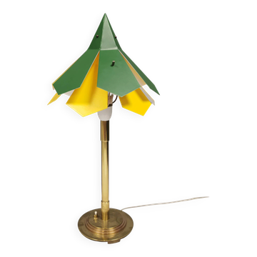 Lampe de table en laiton et métal, fabriquée à partir de pièces de design recyclées.