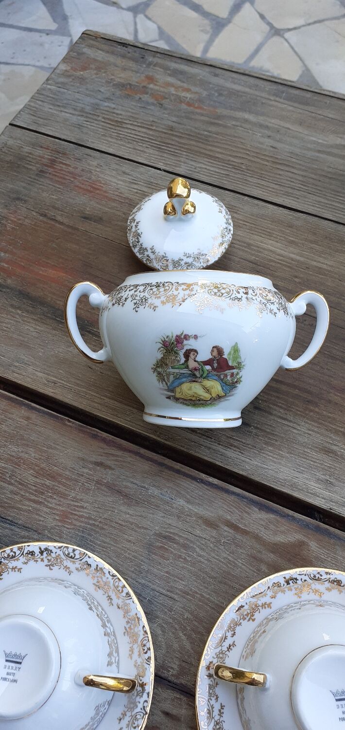 Set of 4 cups and sugar bowl Haute porcelaine de Berry