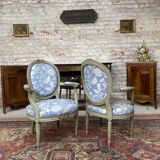 Paire de fauteuils médaillon en bois laqué de style Louis XVI XIXeme