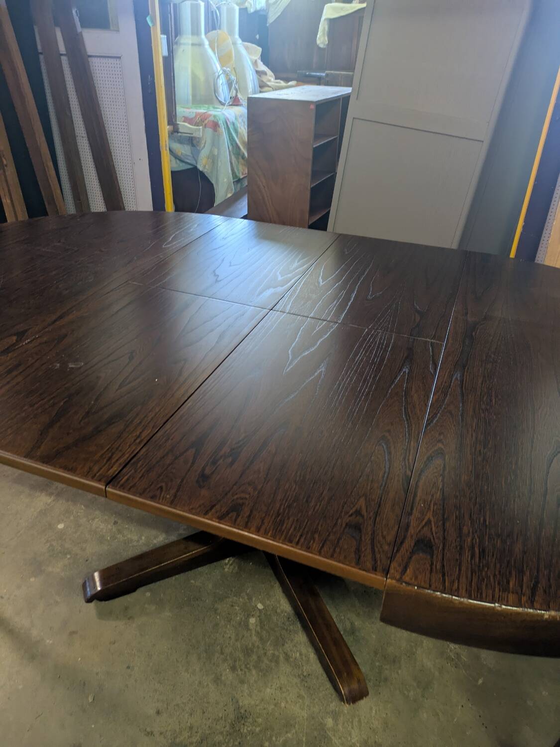 Round table with butterfly extensions