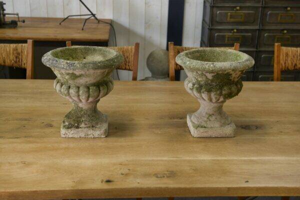Paire de vases Médicis en pierre reconstituée XXème