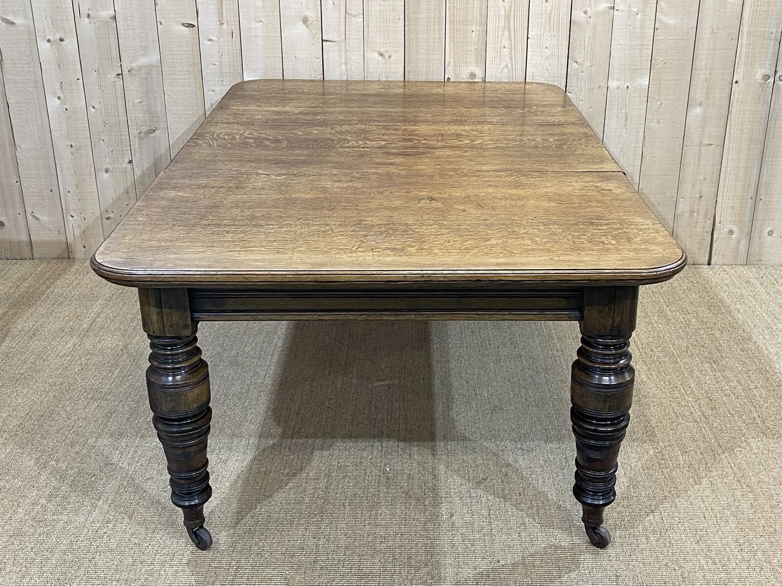 English nineteenth oak table with 1 crank extension