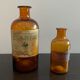 Lot d'anciens flacons de parfumeurs en verre avec étiquettes d'origine